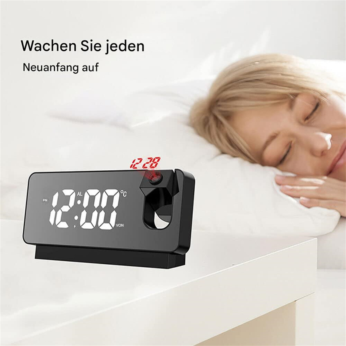 Schwarzer Wecker mit Zeitanzeige. Im Hintergrund schläft eine Frau auf einem weißen Kissen.