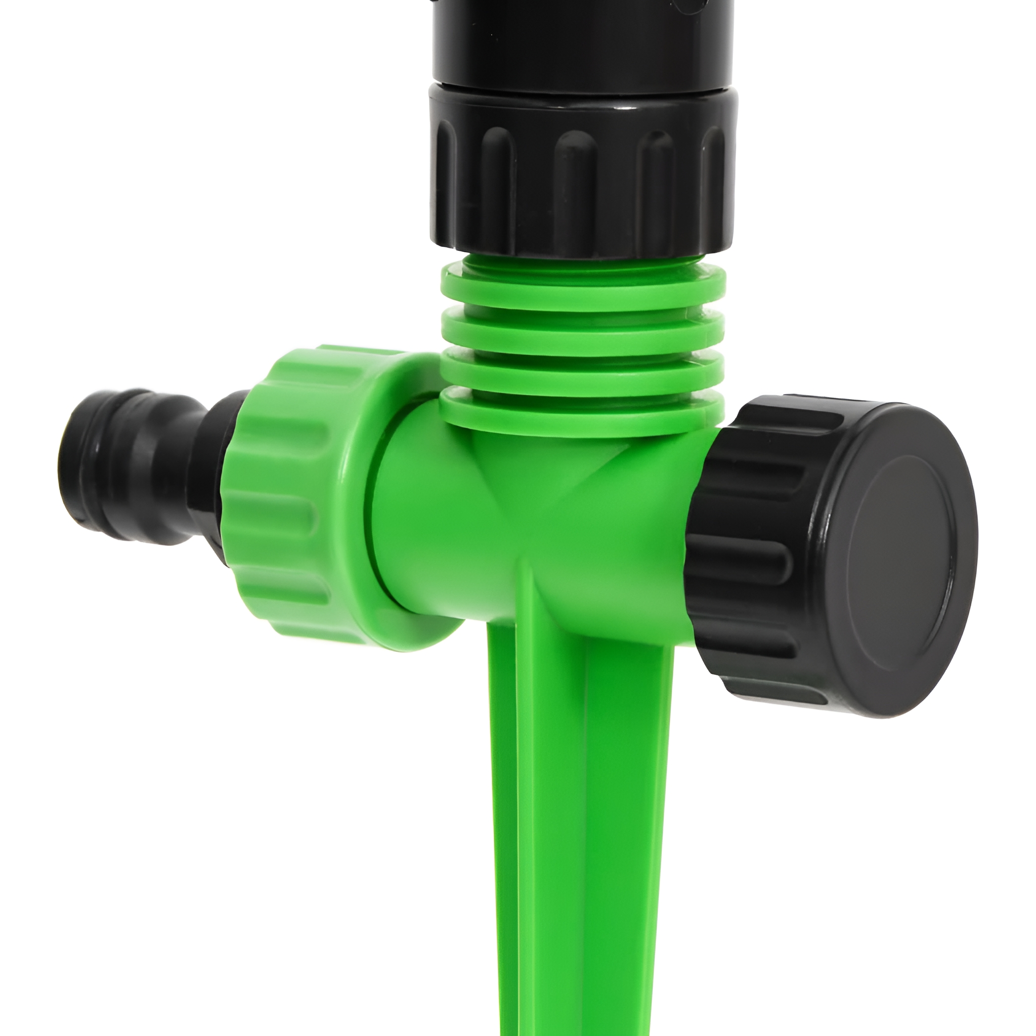 Grüner und schwarzer Rasensprenger mit einstellbarem Wasserfluss, Nahaufnahme.