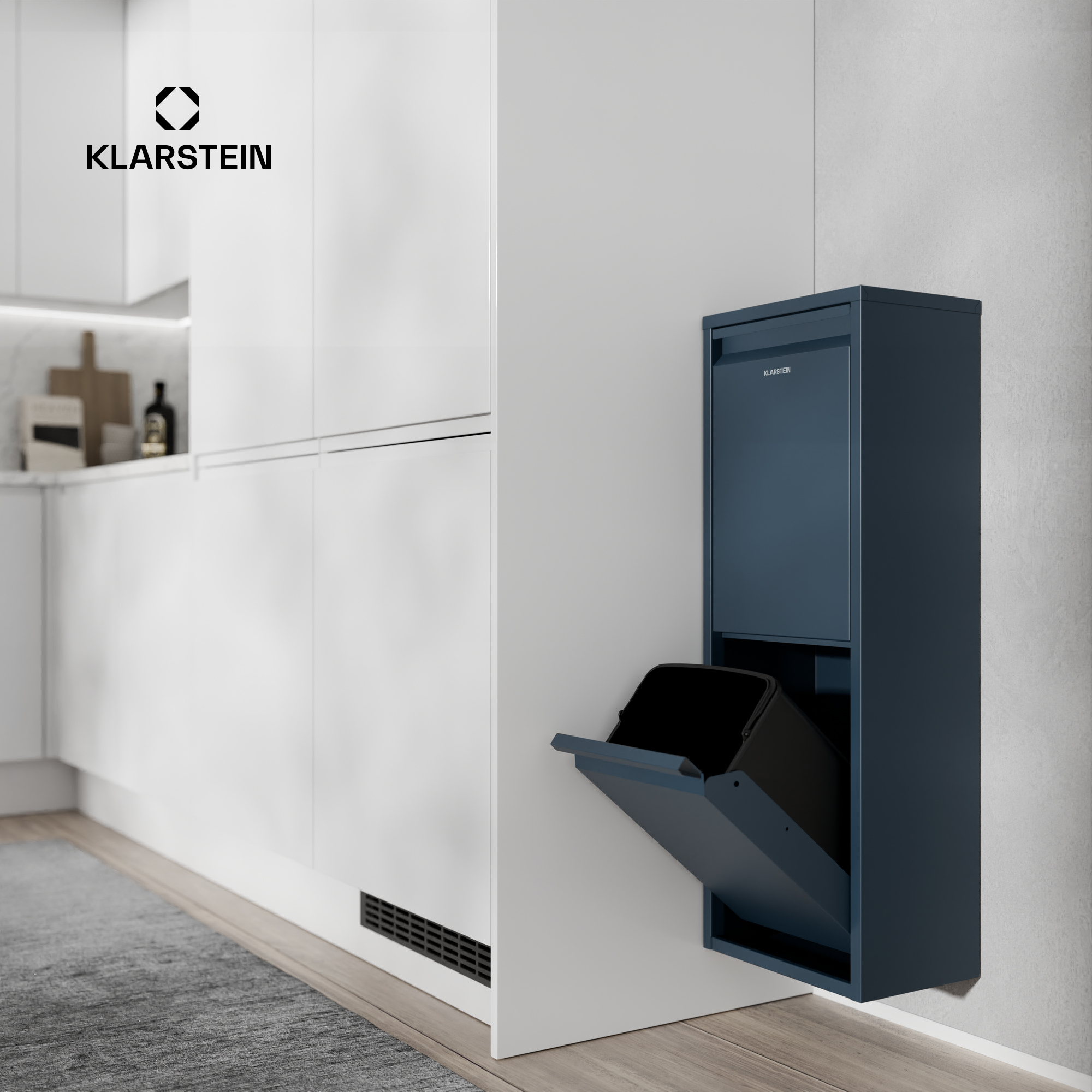 Bidone della spazzatura blu montato a parete con un cestino nero all'interno, accanto a un armadio bianco.