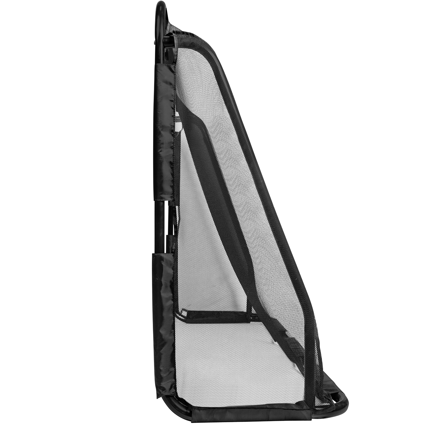 Porta da calcio in rete nera, angolata. La rete è tesa tra i pali.