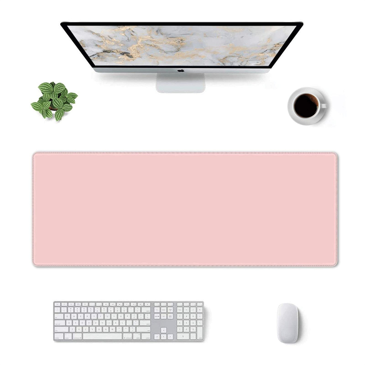 Draufsicht auf einen Schreibtisch mit pinkfarbenem Mauspad, Tastatur, Monitor und Kaffeetasse.