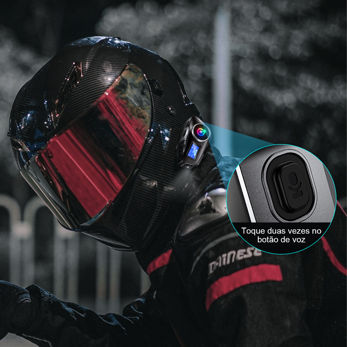 Motorradhelm mit Intercom-System. Eine Detailaufnahme des Intercoms mit einer Mikrofontaste.