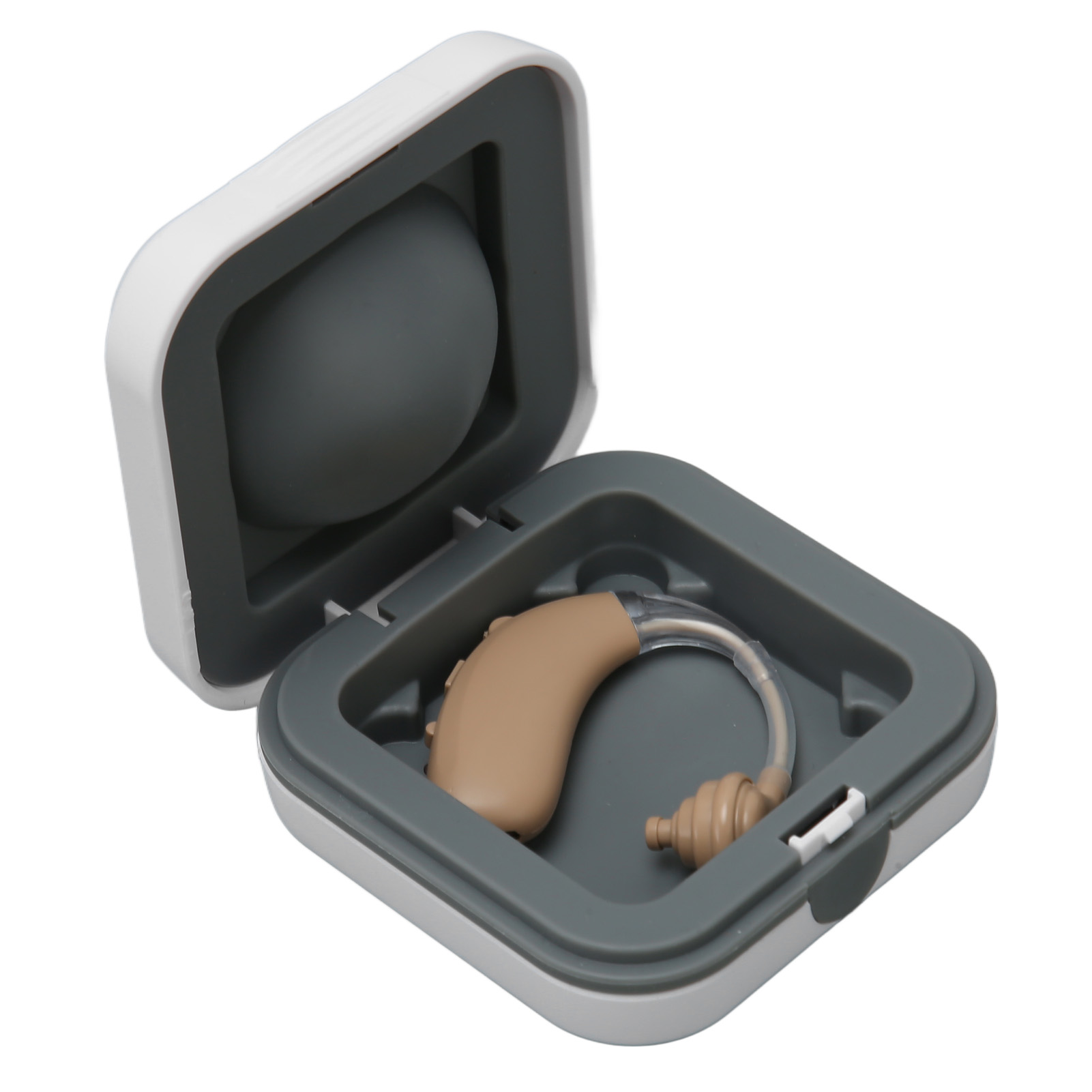 Ein Hörgerät in einem grau-weißen Etui. Das Etui ist geöffnet.