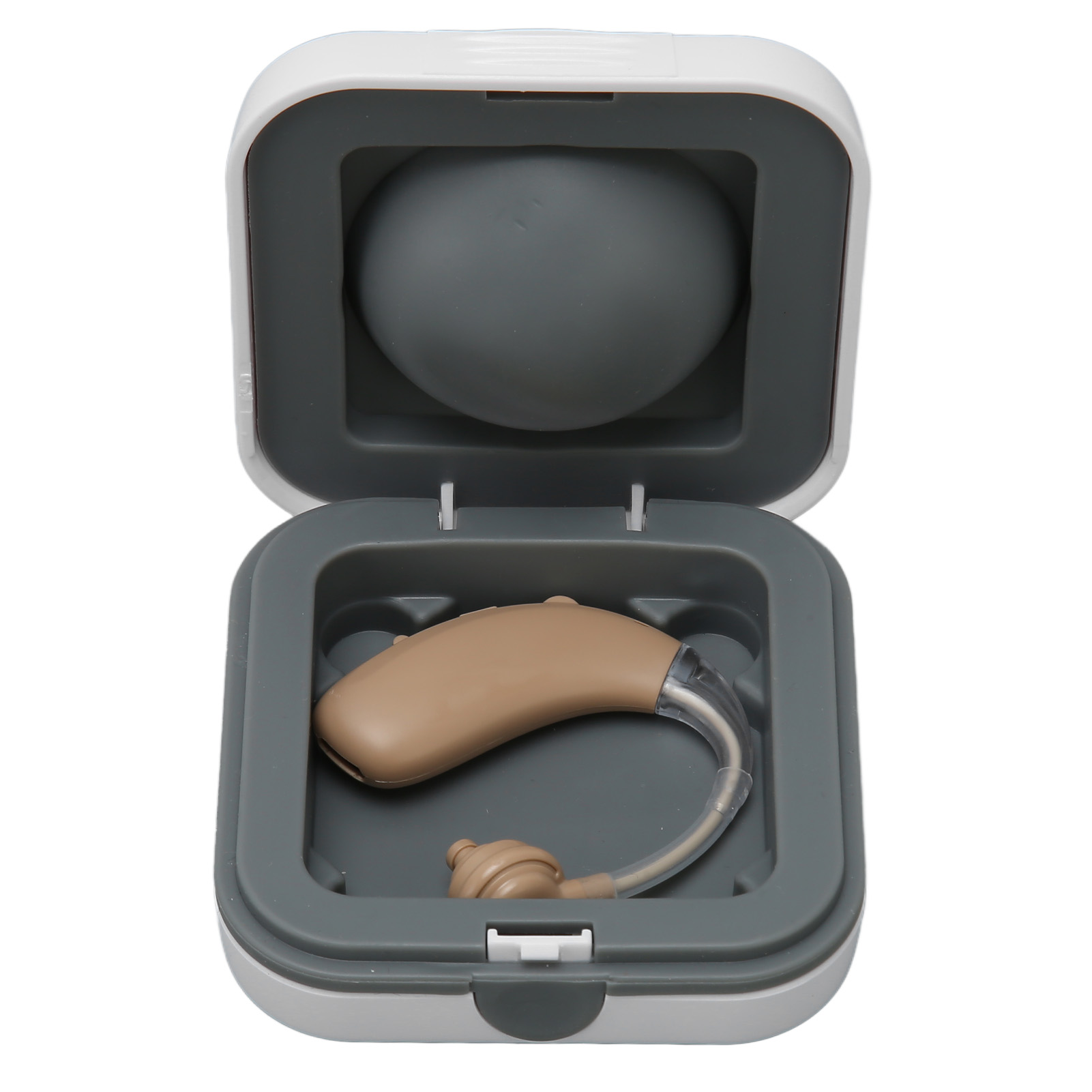 Ein offenes, weißes Etui mit einem Hörgerät darin. Das Hörgerät ist beige und hat einen durchsichtigen Schlauch.