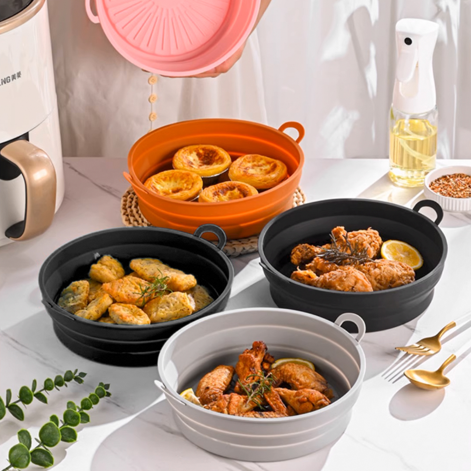 Essen in Silikonbehältern: orange, schwarz, grau. Frau hält rosa Behälter.