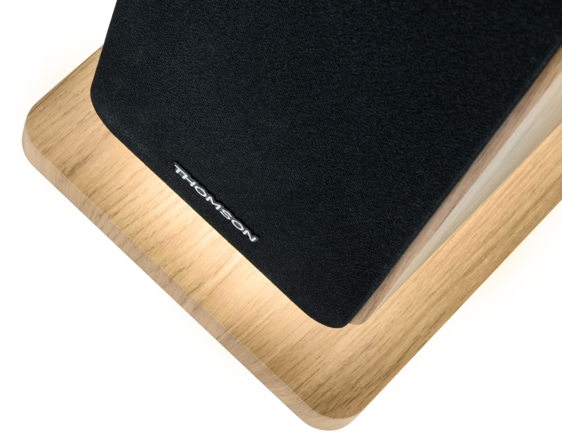 Drewniana podstawa z czarnym głośnikiem, widok z boku.