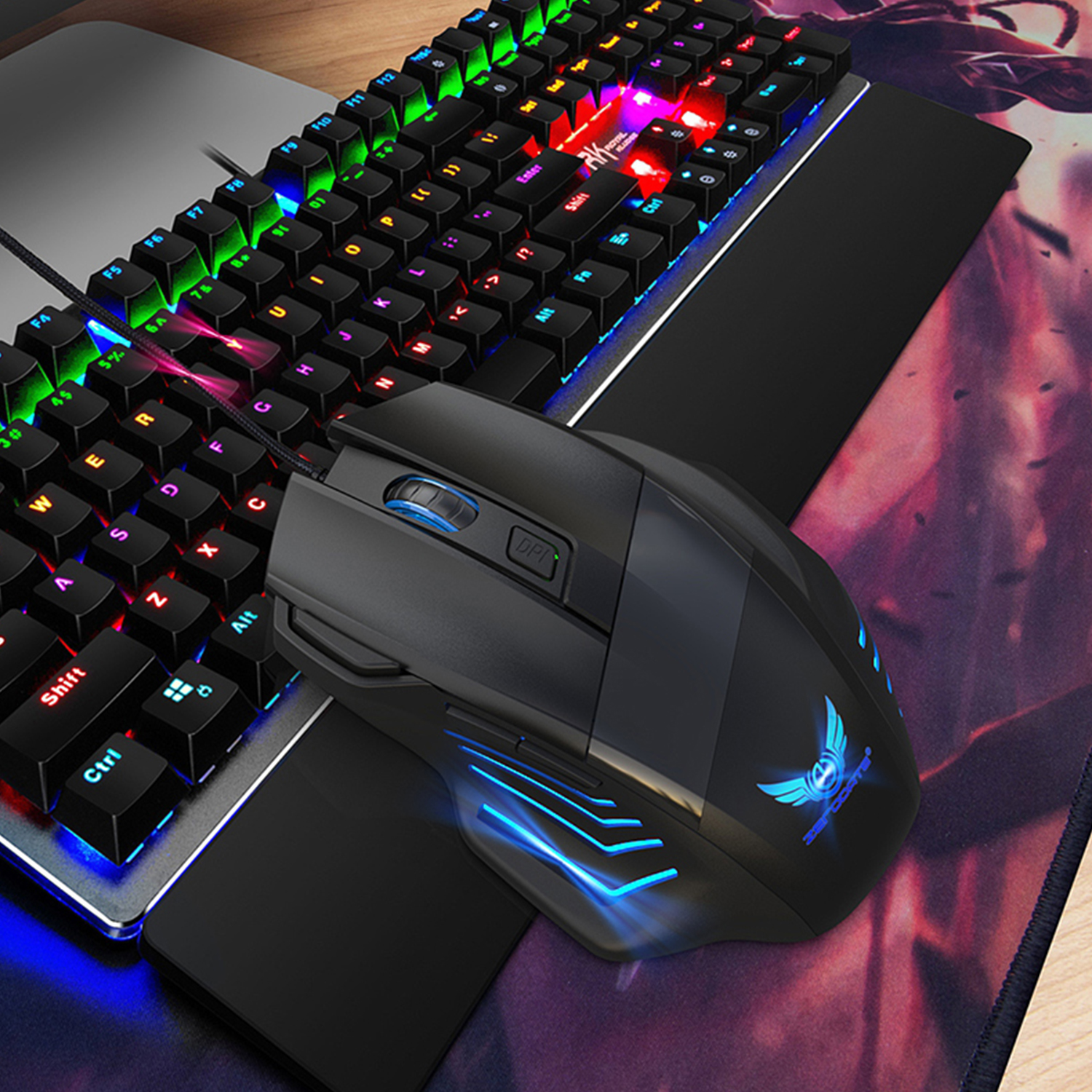 Schwarze Gaming-Maus und -Tastatur auf einem Mauspadd, beleuchtet mit farbigen Lichtern.