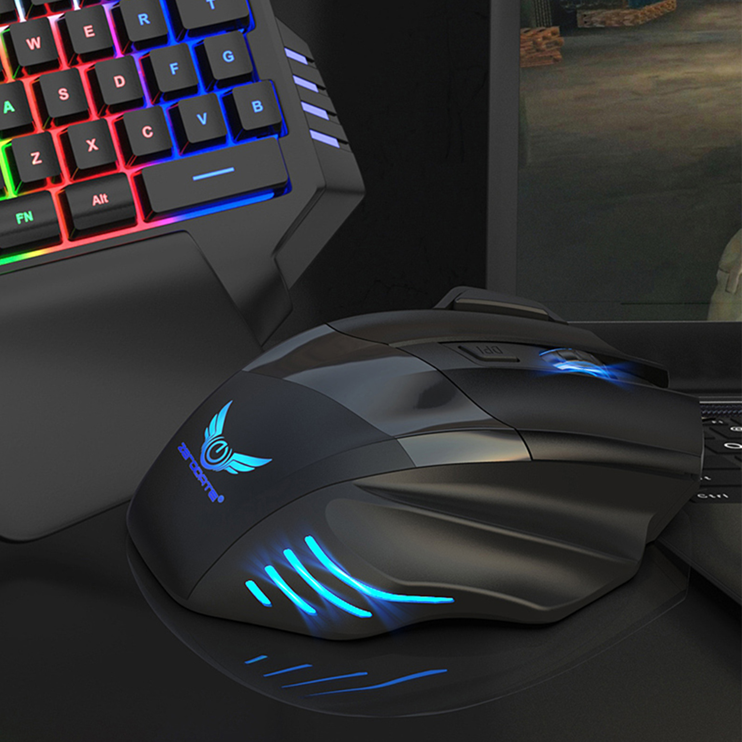 Schwarze Gaming-Maus mit blauen Lichtern. Tastatur ist in der oberen linken Ecke sichtbar.