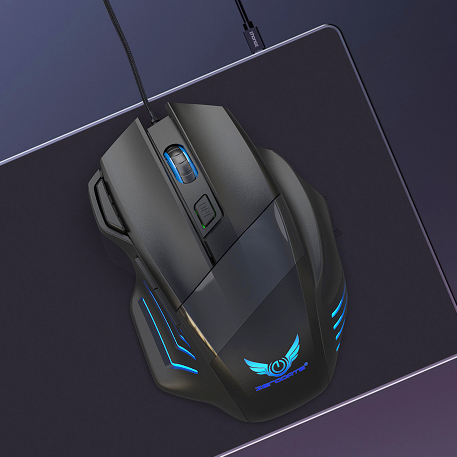 Eine schwarze Gaming-Maus mit blauen Lichtern auf einem Mauspads, von oben gesehen, mit Logo unten.