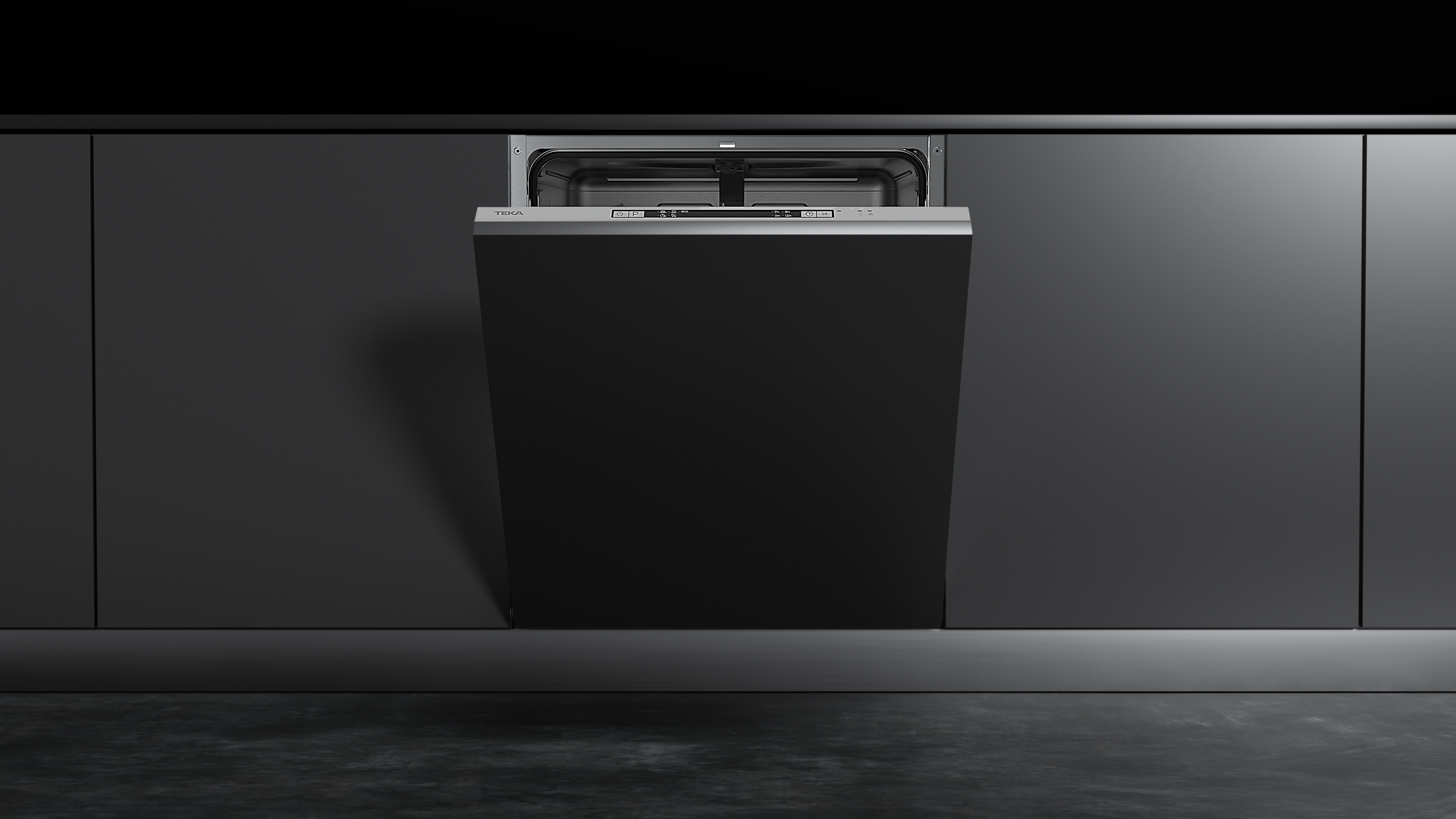Czarna zmywarka z otwartymi drzwiami, wbudowana w ciemnoszarą szafkę kuchenną. Marka Teka.