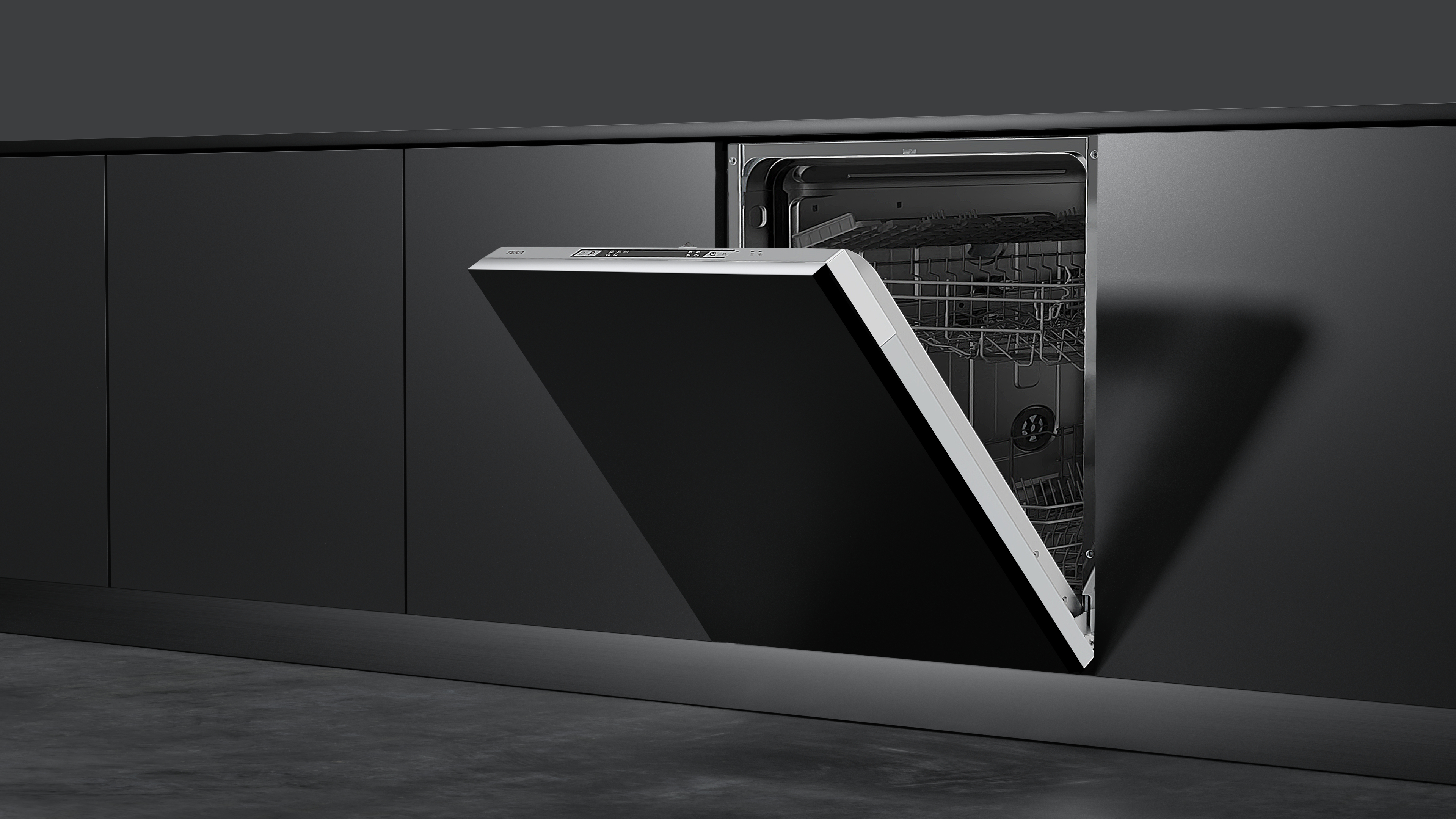 Czarna zmywarka z otwartymi drzwiami. Widoczne wewnętrzne półki. Ciemne szafki kuchenne w tle.