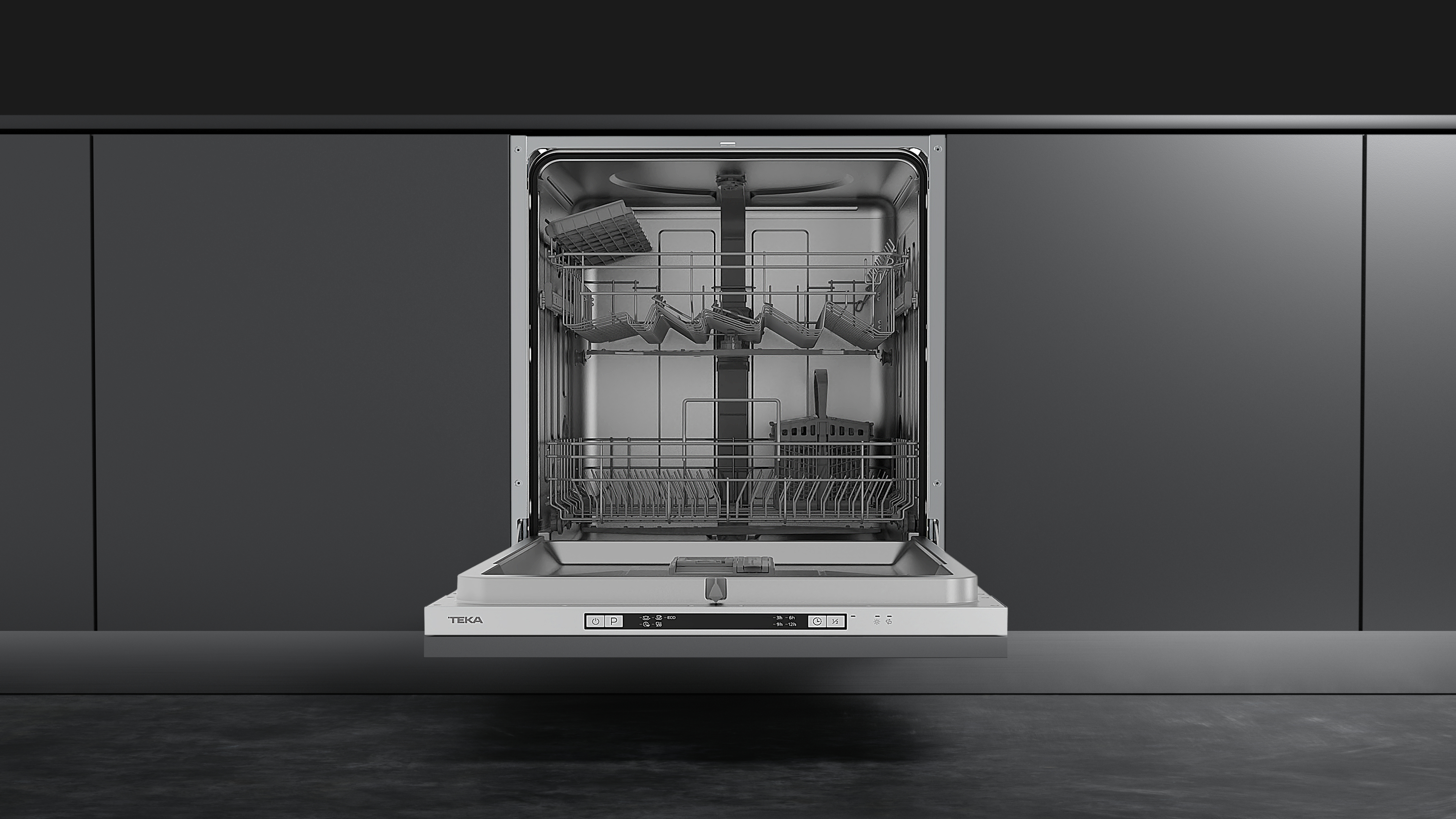 Zmywarka otwarta, z koszami w środku. Kuchnia jest ciemnoszara, z czarnym blatem.