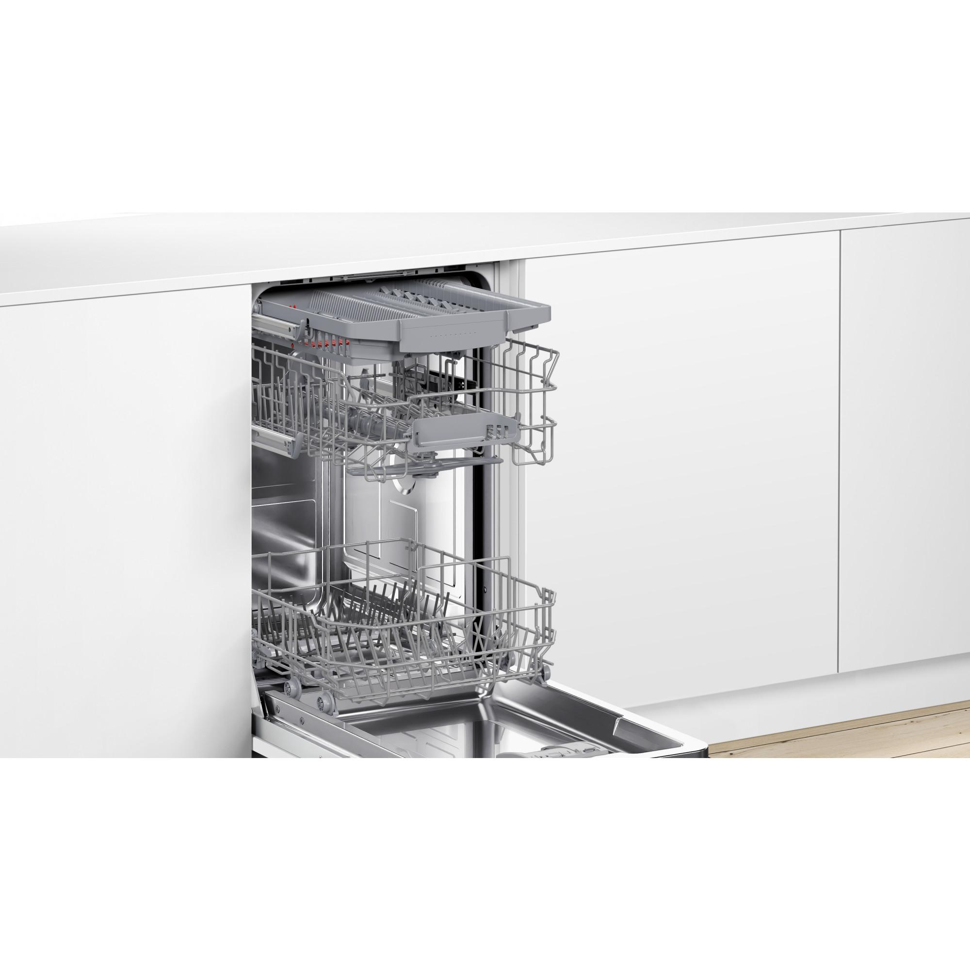 Interno lavastoviglie bianco con ripiani aperti, in ambiente cucina.