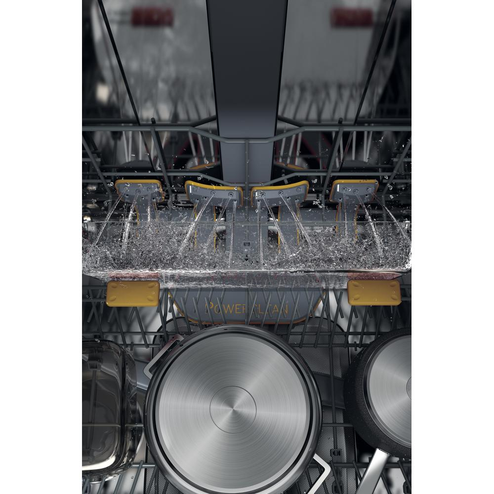 Binnenin een vaatwasser sproeit water op potten en pannen vanuit POWER CLEAN sproeiers.