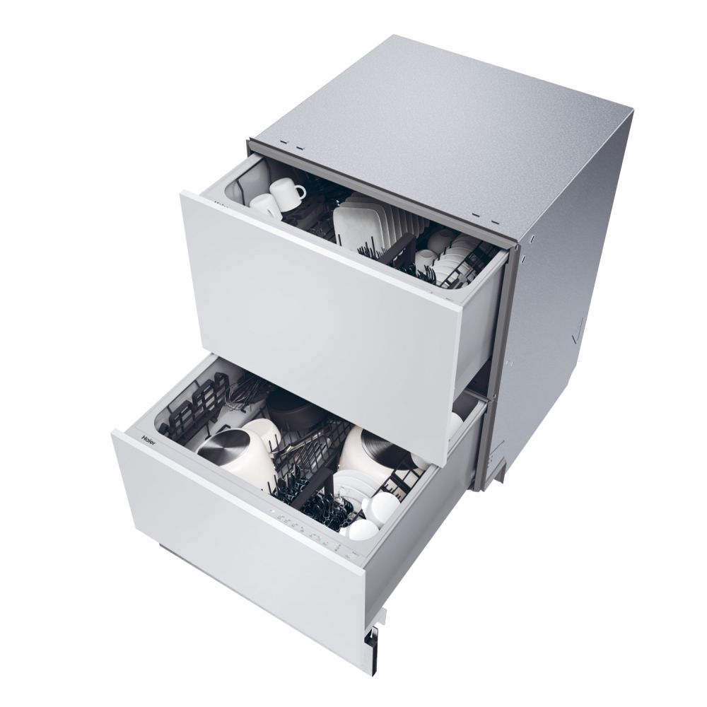 Lavastoviglie Haier a doppio cassetto. Cassetti aperti, che mostrano i piatti. Finitura bianca e argento. Sfondo bianco.