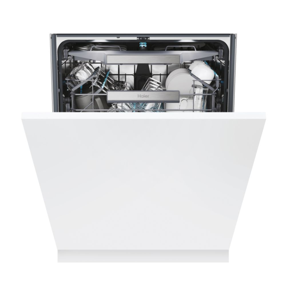 Lavavajillas Haier blanco abierto, lleno de platos. Puerta blanca delante.