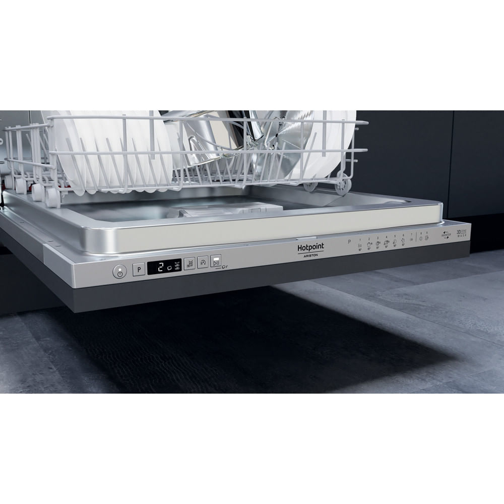 Un primo piano del pannello di controllo e della porta aperta di una lavastoviglie Hotpoint, che mostra i piatti.
