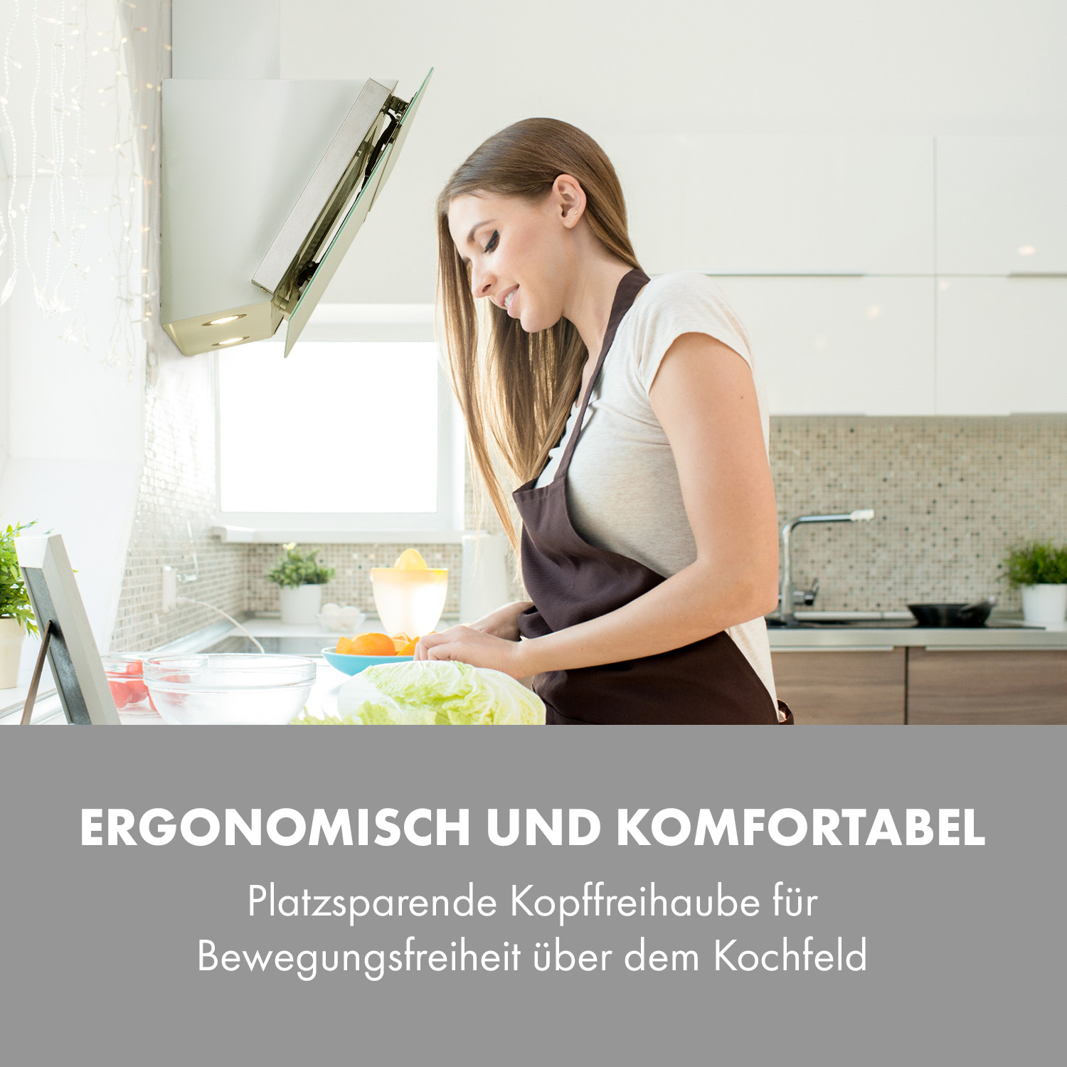 Frau in der Küche bereitet Essen zu, Schränke im Hintergrund.