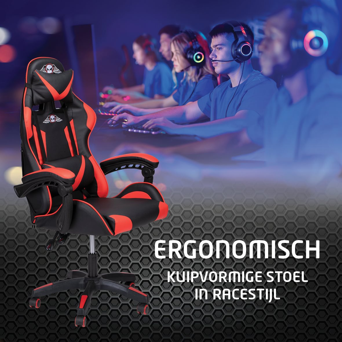Een zwart-rode gamingstoel met gamers op de achtergrond die computers en headsets gebruiken.
