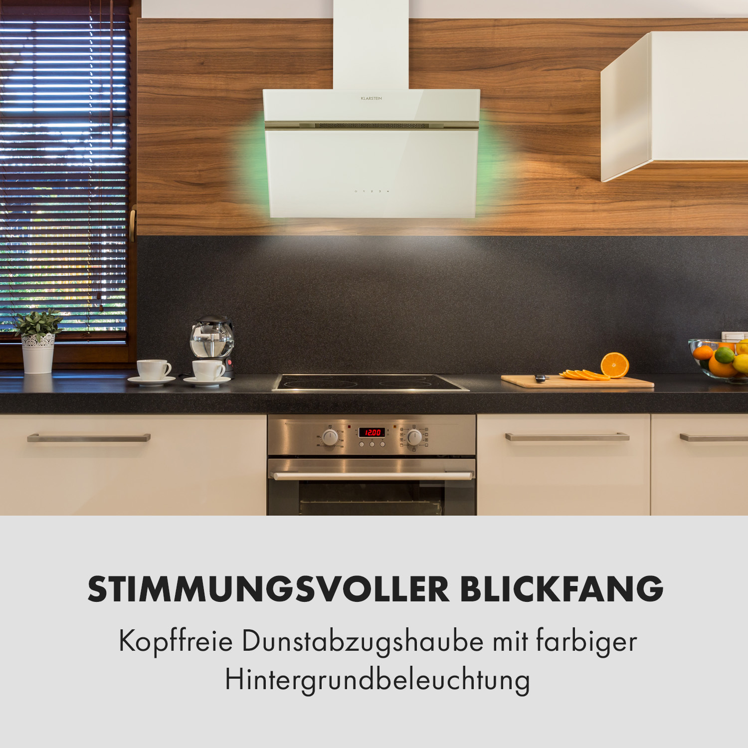 Eine weiße Dunstabzugshaube mit grüner Akzentbeleuchtung. Sie befindet sich über einem schwarzen Kochfeld.