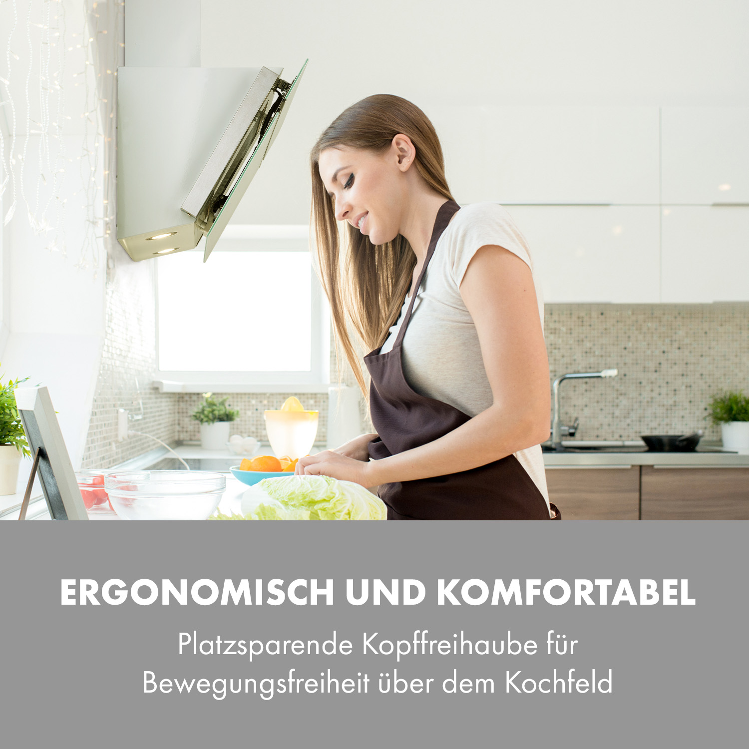 Eine Frau in einer Küche bereitet Essen zu. Sie trägt eine braune Schürze. Im Hintergrund weiße Schränke.