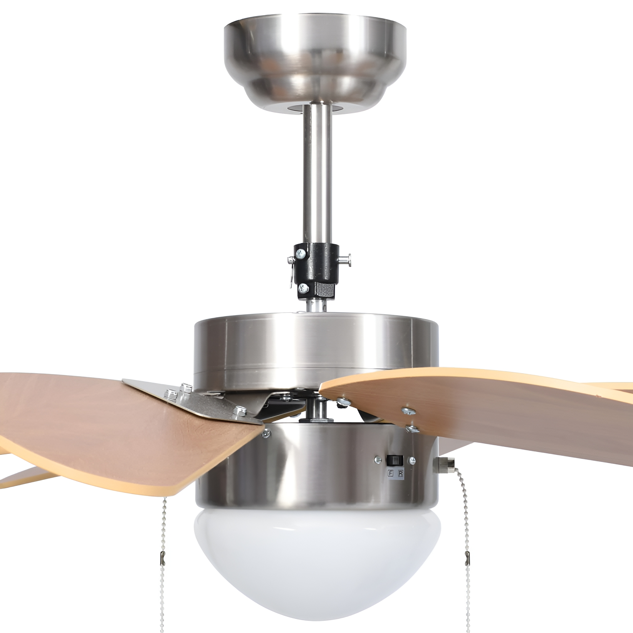 Deckenventilator mit Holzblättern und einer Glasleuchte, montiert an einer weißen Decke.