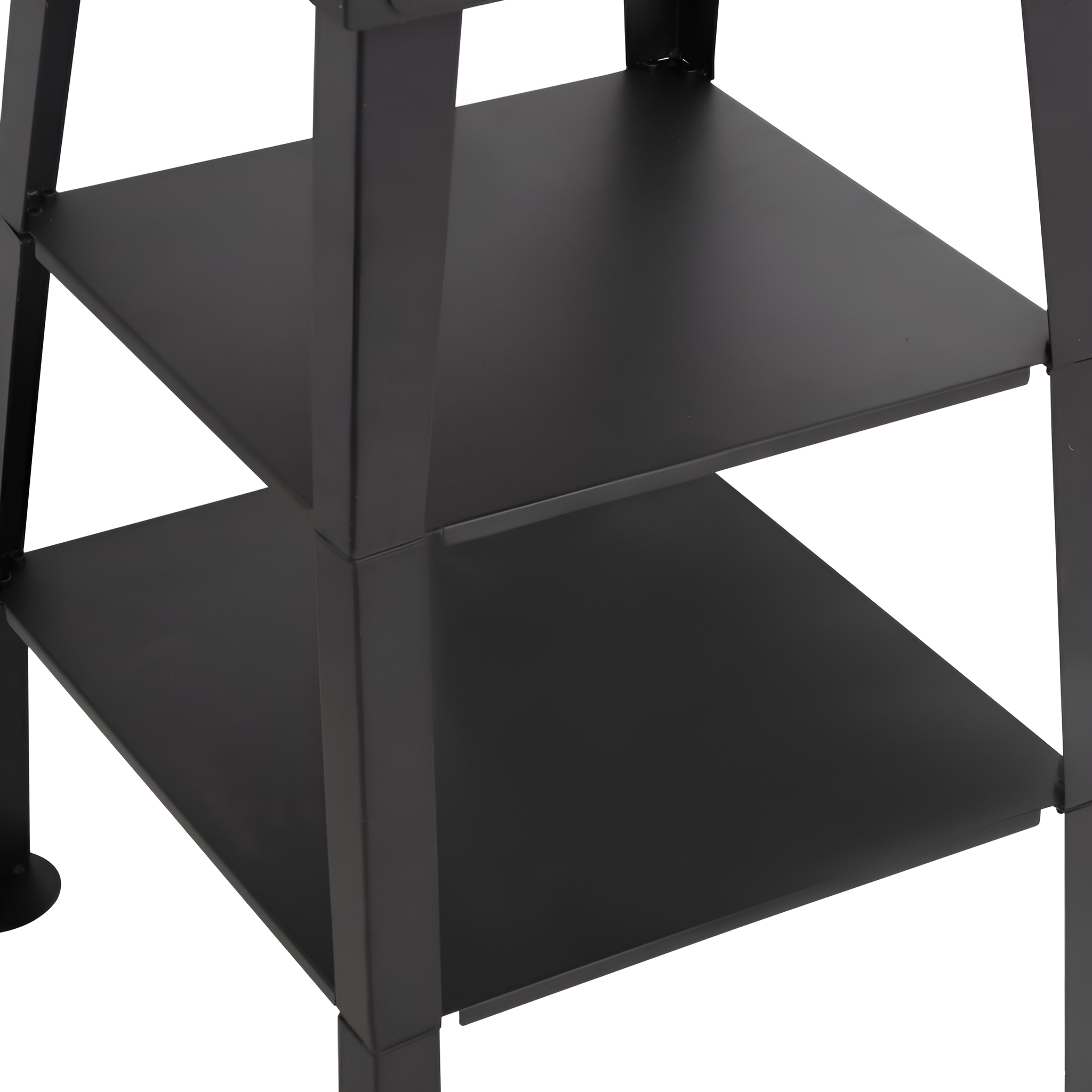 Schwarze Metallregale mit zweistufigem Design zur Aufbewahrung.