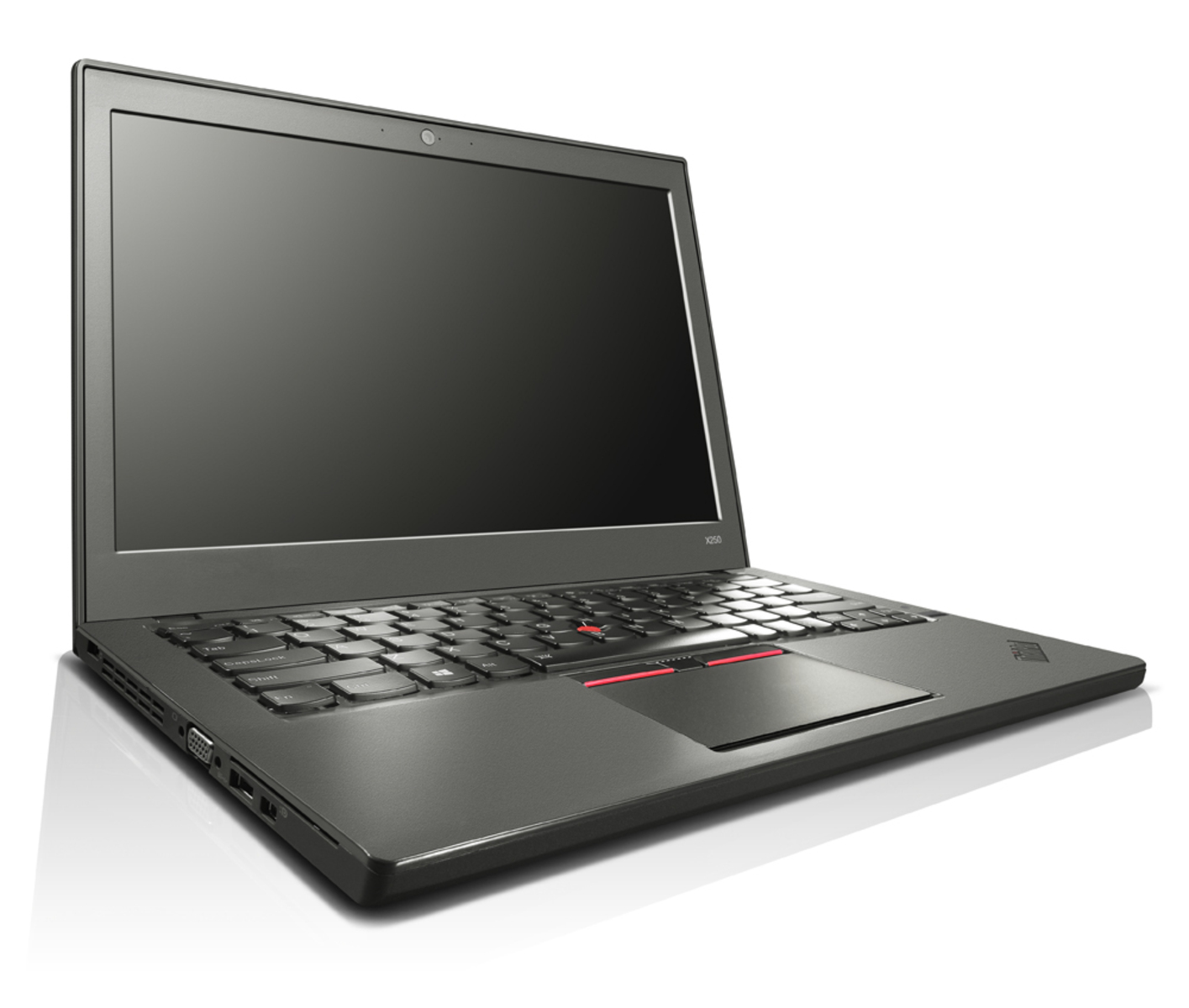 Schwarzer Laptop auf Weiß, schräge Ansicht. Tastatur, Bildschirm und Trackpad sind sichtbar. Weißer Hintergrund.