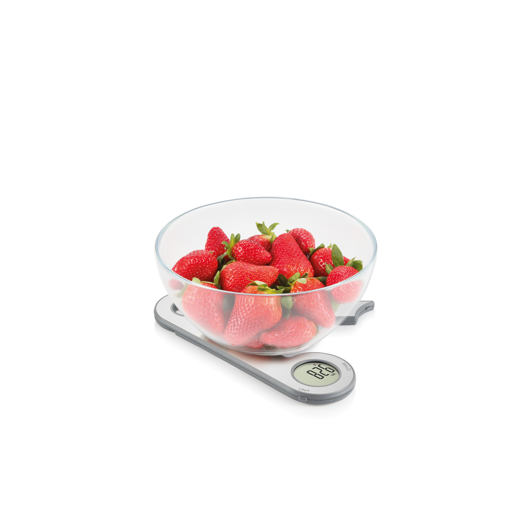 Eine klare Glasschüssel, gefüllt mit roten Erdbeeren, auf einer grauen Waage.