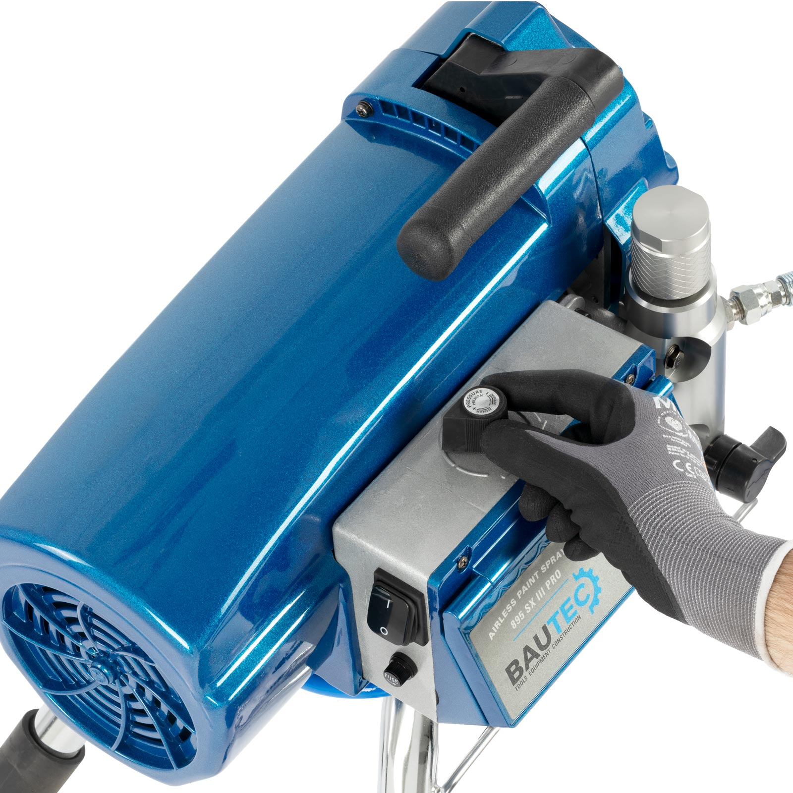 Eine blaue Farbspritzmaschine, eine Hand in einem Handschuh stellt einen Knopf ein.