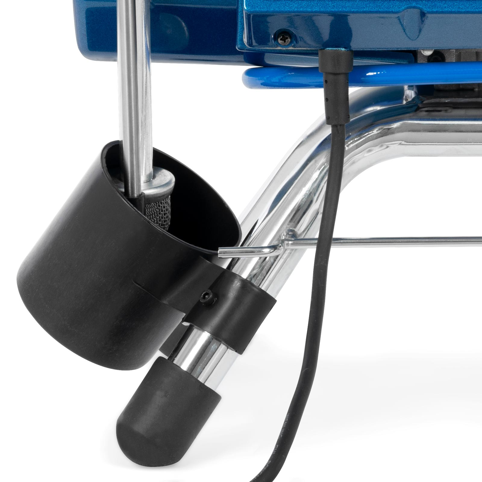Detail einer blau-silbernen Maschine mit schwarzem Bauteil. Der Hintergrund ist weiß.