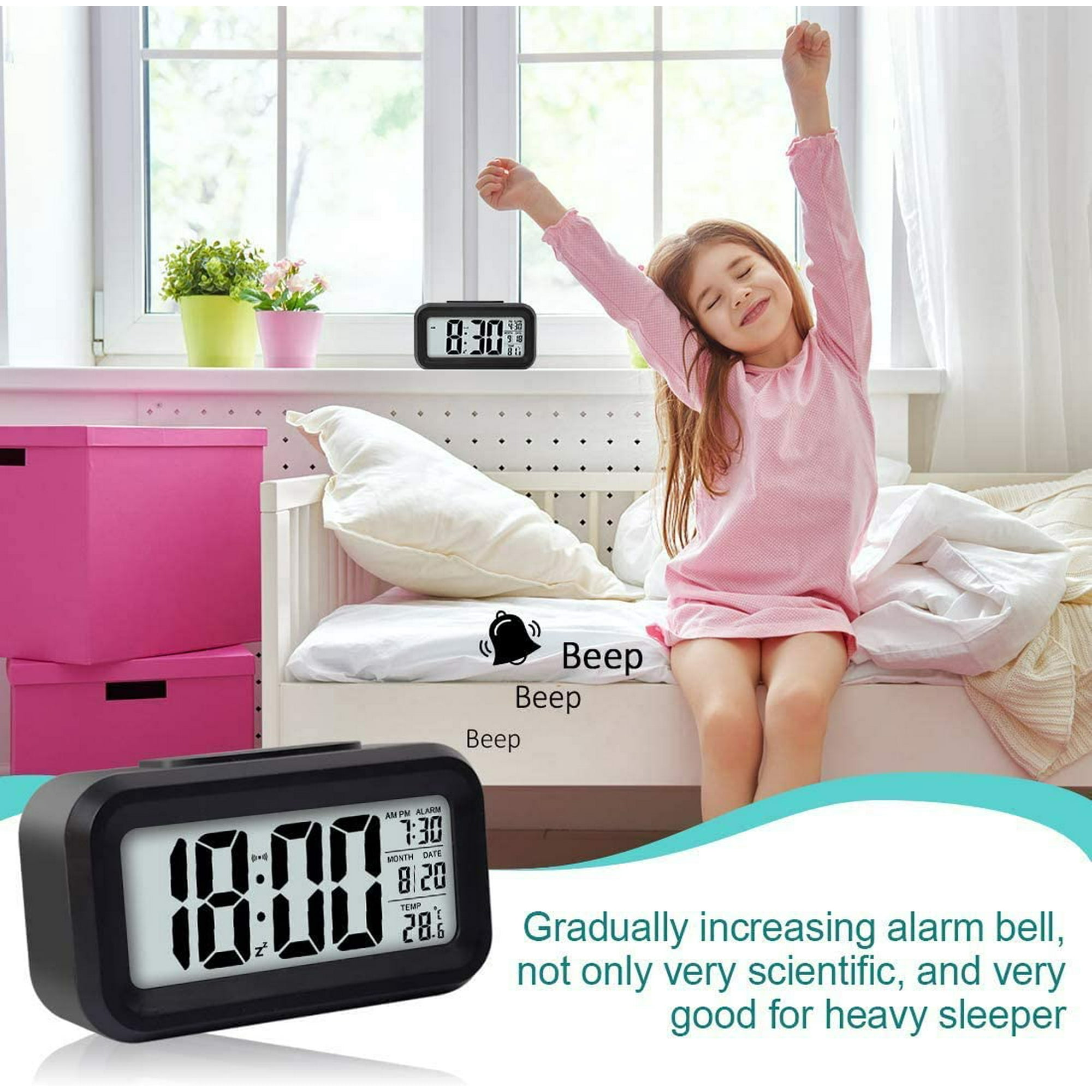 Ein Mädchen dehnt sich am Bett. Ein digitaler Wecker und rosa Kisten sind zu sehen. Ein Fenster ist im Hintergrund.