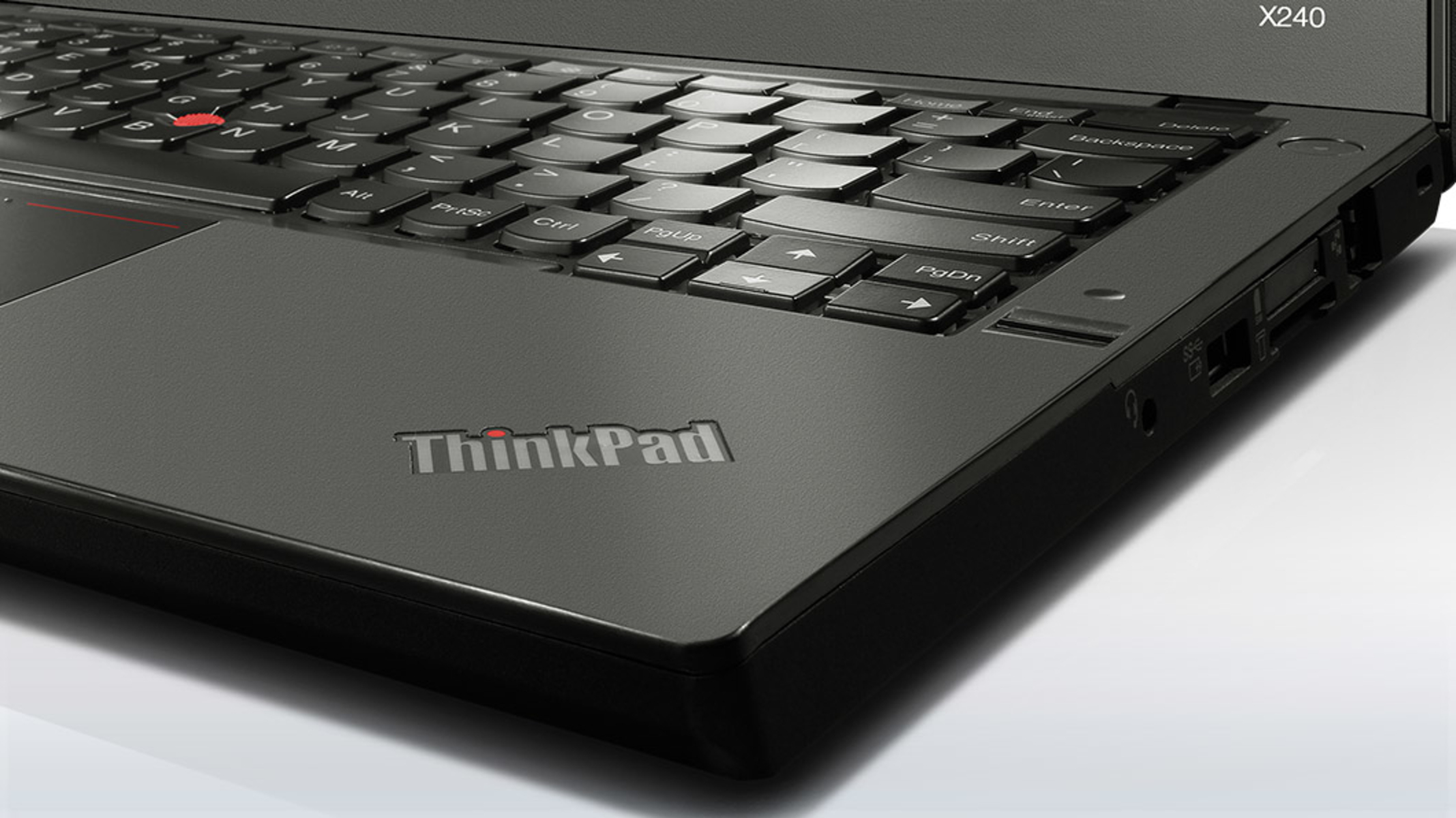 Ein schwarzes ThinkPad-Laptop mit dem ThinkPad-Logo auf der Handballenauflage. Tastatur und Trackpad sind sichtbar.