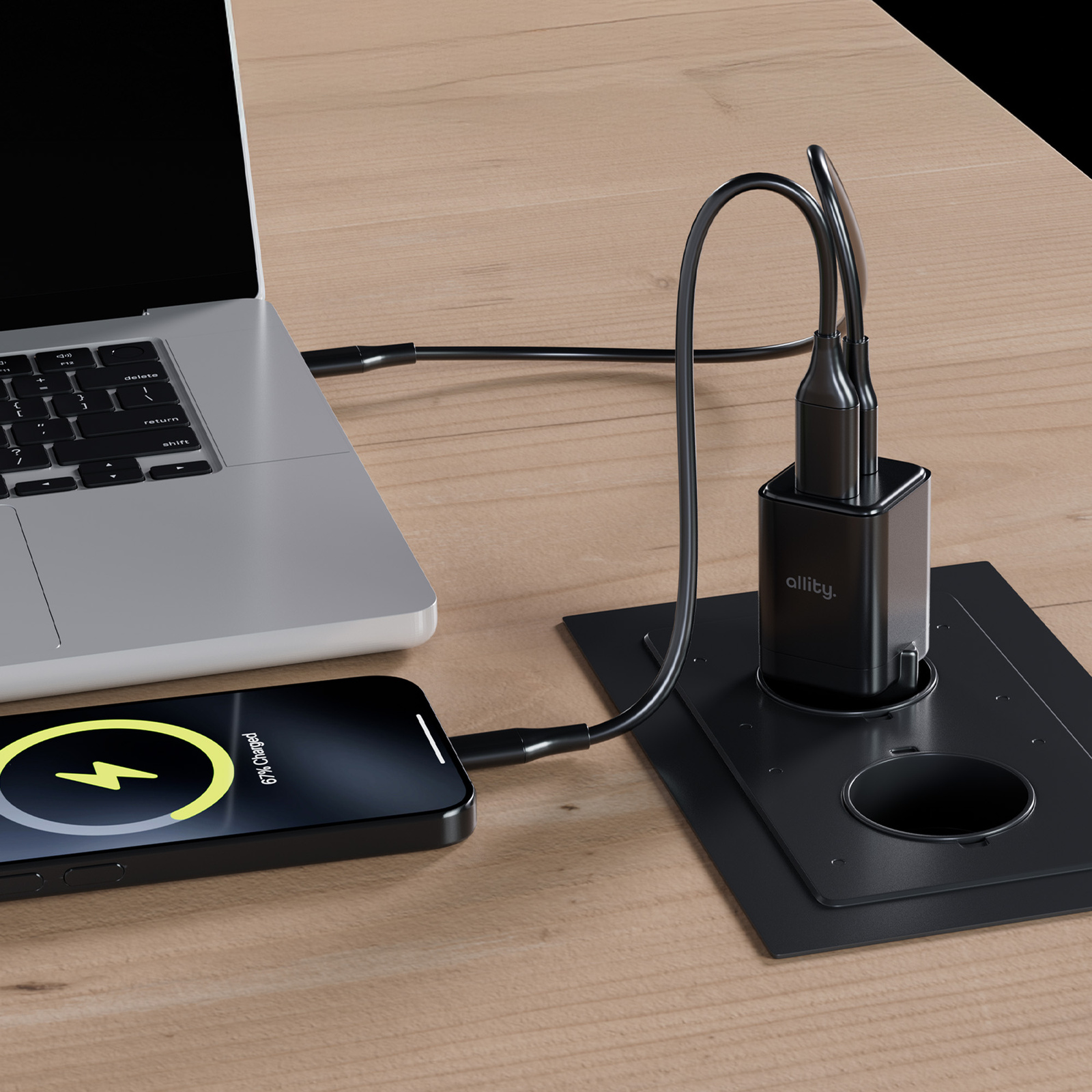 Czarny telefon na ładowarce, ładujący się. Telefon leży na drewnianym stole. Czarna ładowarka.