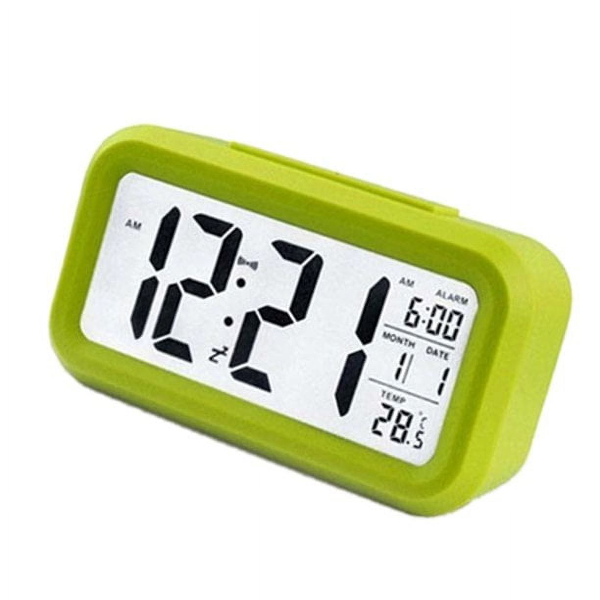Grüner digitaler Wecker mit Anzeige von Uhrzeit, Datum und Temperatur auf weißem Hintergrund.