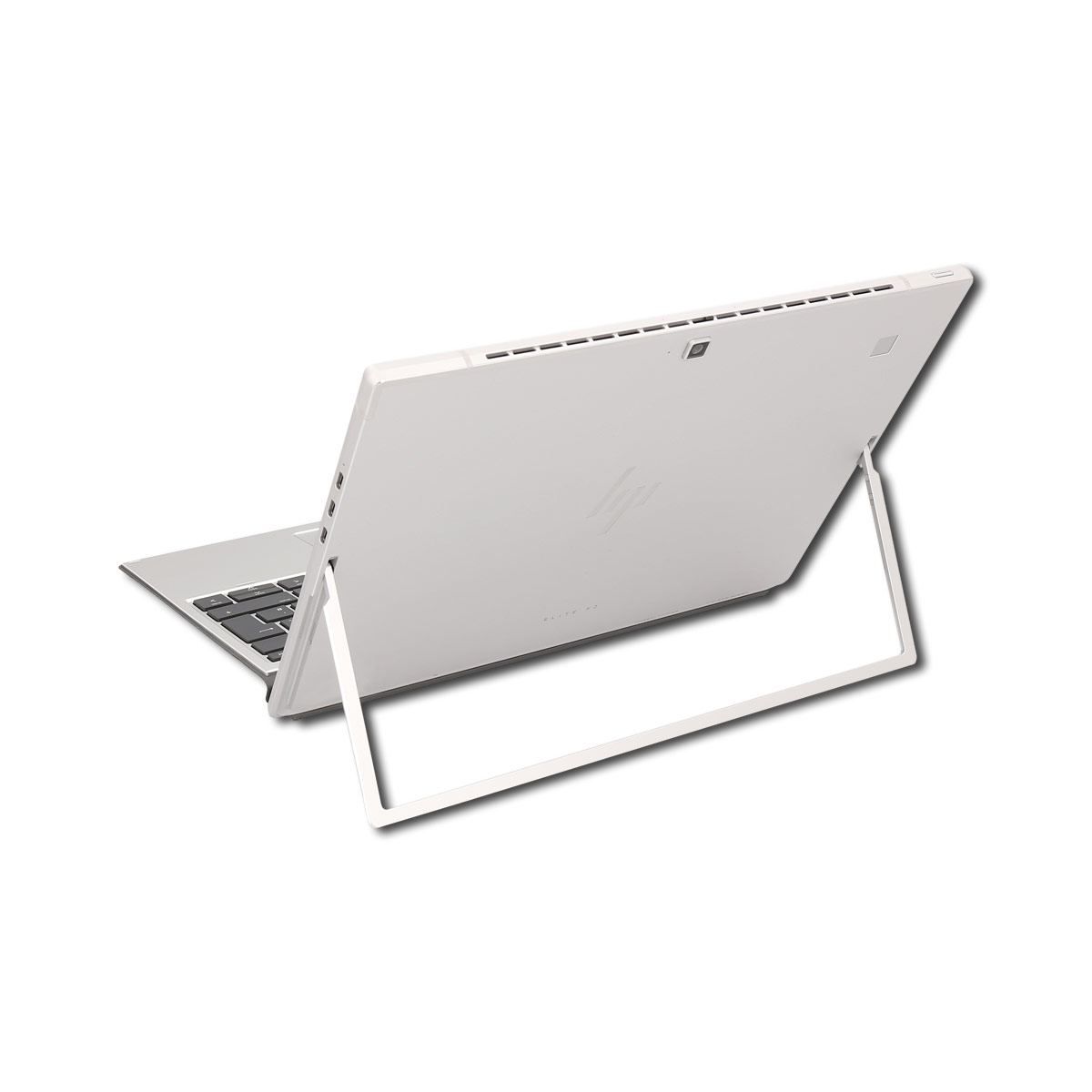 Weißer Laptop, geöffnet, nach oben abgewinkelt. Er befindet sich auf einem weißen Hintergrund. Die Rückseite ist sichtbar.