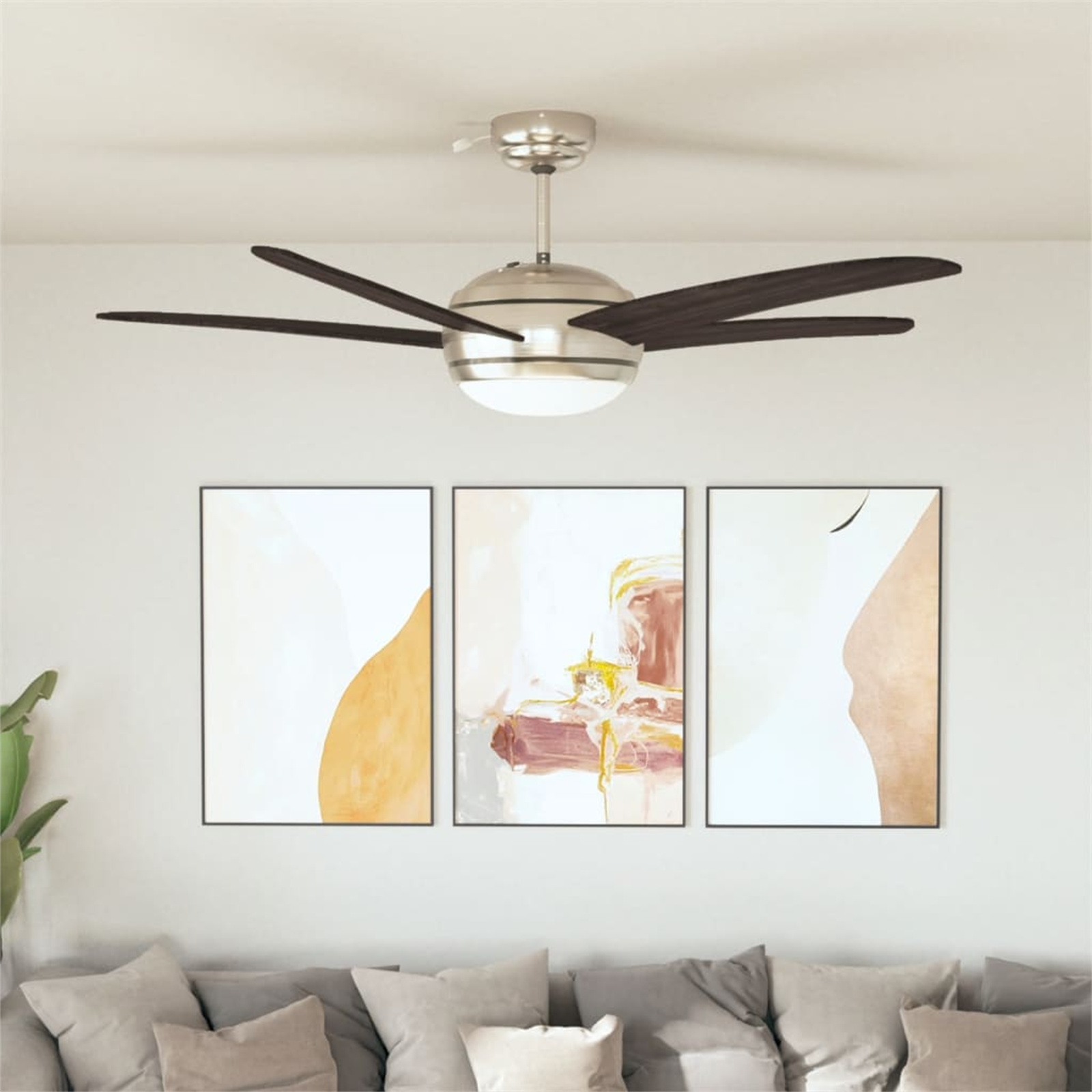 Deckenventilator mit dunkelbraunen Flügeln, Leuchte und abstrakter Kunst an der Wand.