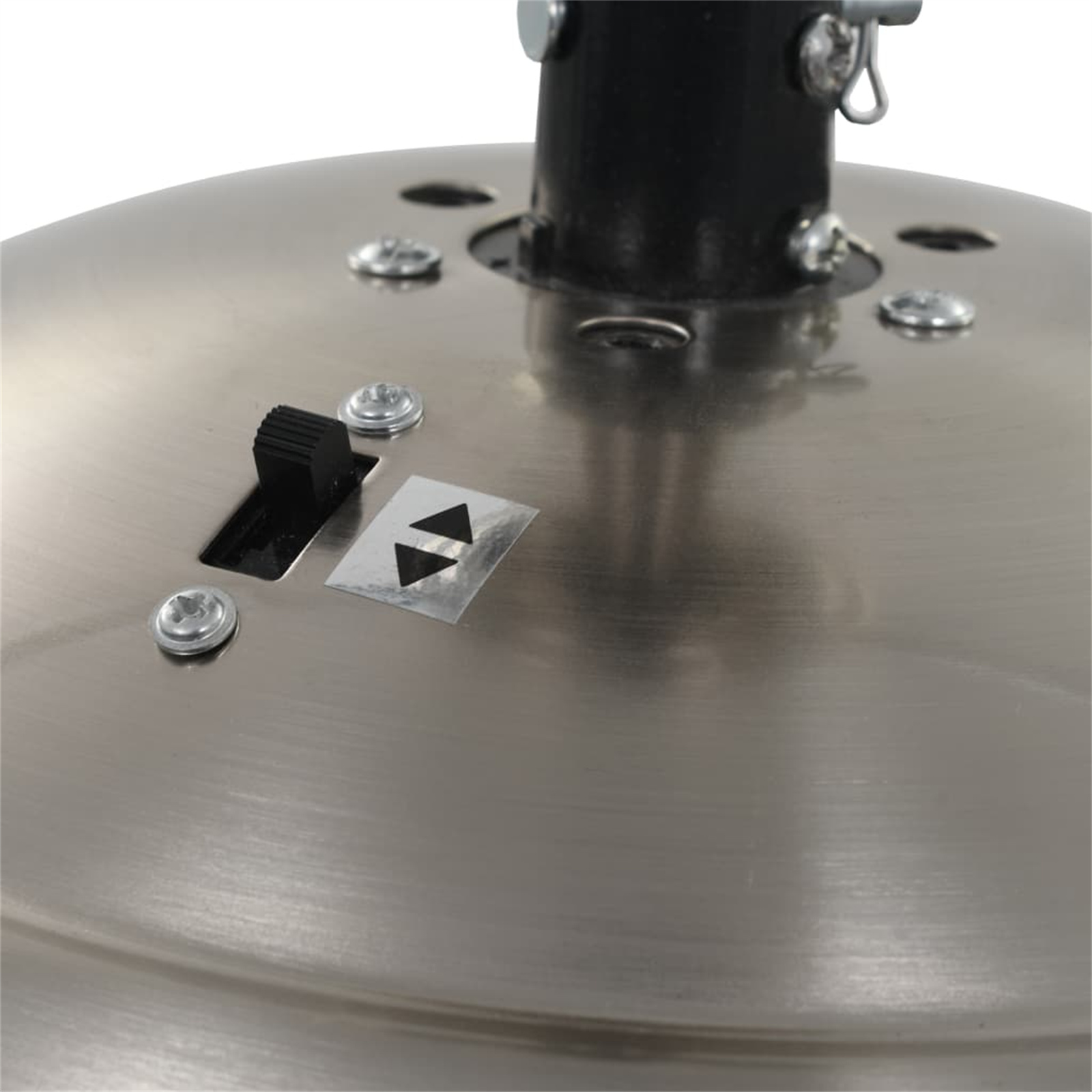 Nahaufnahme eines Deckenventilator-Sockels mit Schalter und Richtungspfeilen.