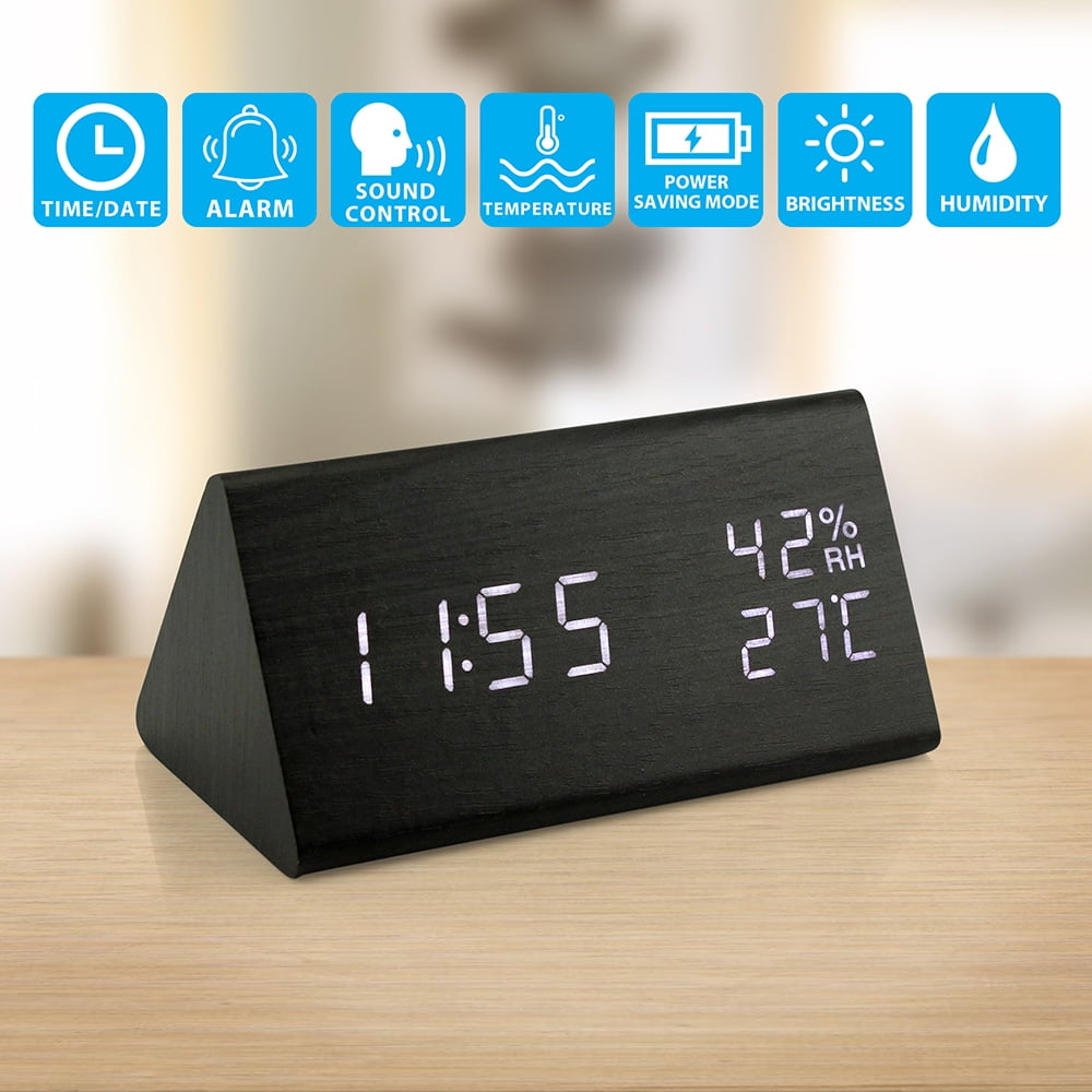Schwarze, dreieckige Digitaluhr aus Holz, die Zeit, Temperatur und Luftfeuchtigkeit anzeigt. Symbole werden angezeigt.