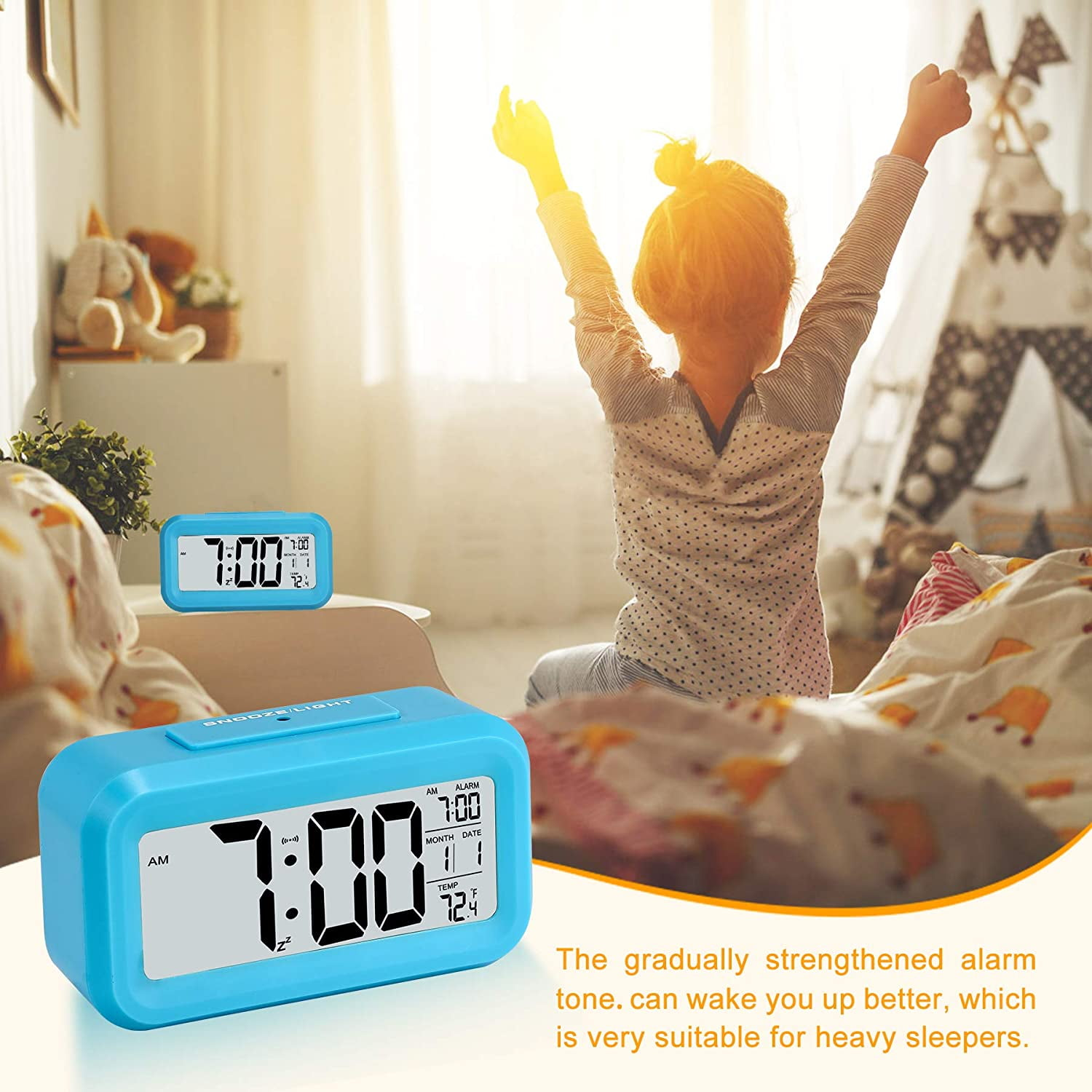 Ein Kind wacht um 7 Uhr morgens mit erhobenen Armen auf, ein Wecker zeigt die Zeit in der Ecke.