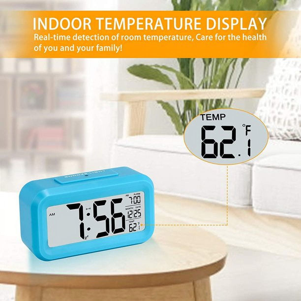 Blaue Digitaluhr mit Zeit- und Temperaturanzeige auf einem Holztisch. Text: Innentemperatur.