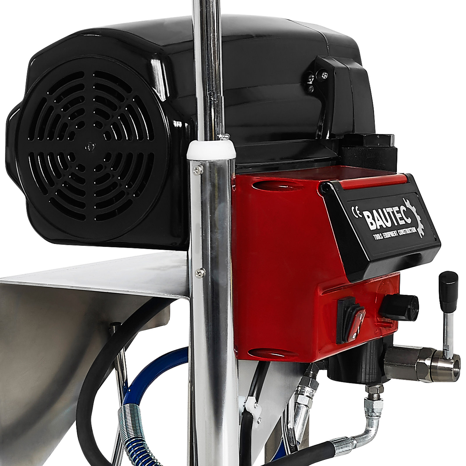 Nahaufnahme einer rot-schwarzen Spritzmaschine. Die Maschine hat einen schwarzen Motor mit einem Ventilator.
