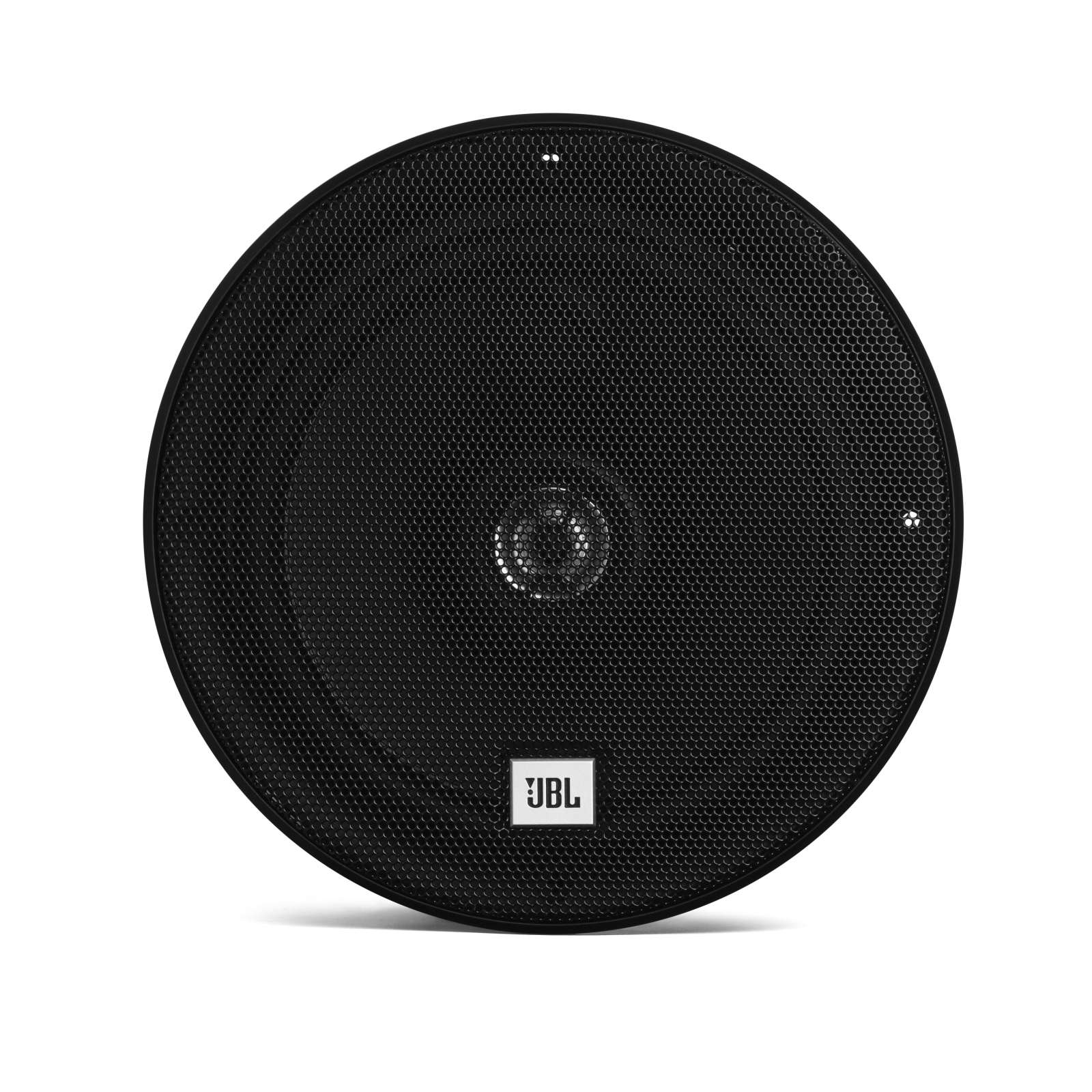 Un haut-parleur JBL noir avec une façade en mesh, sur fond blanc.