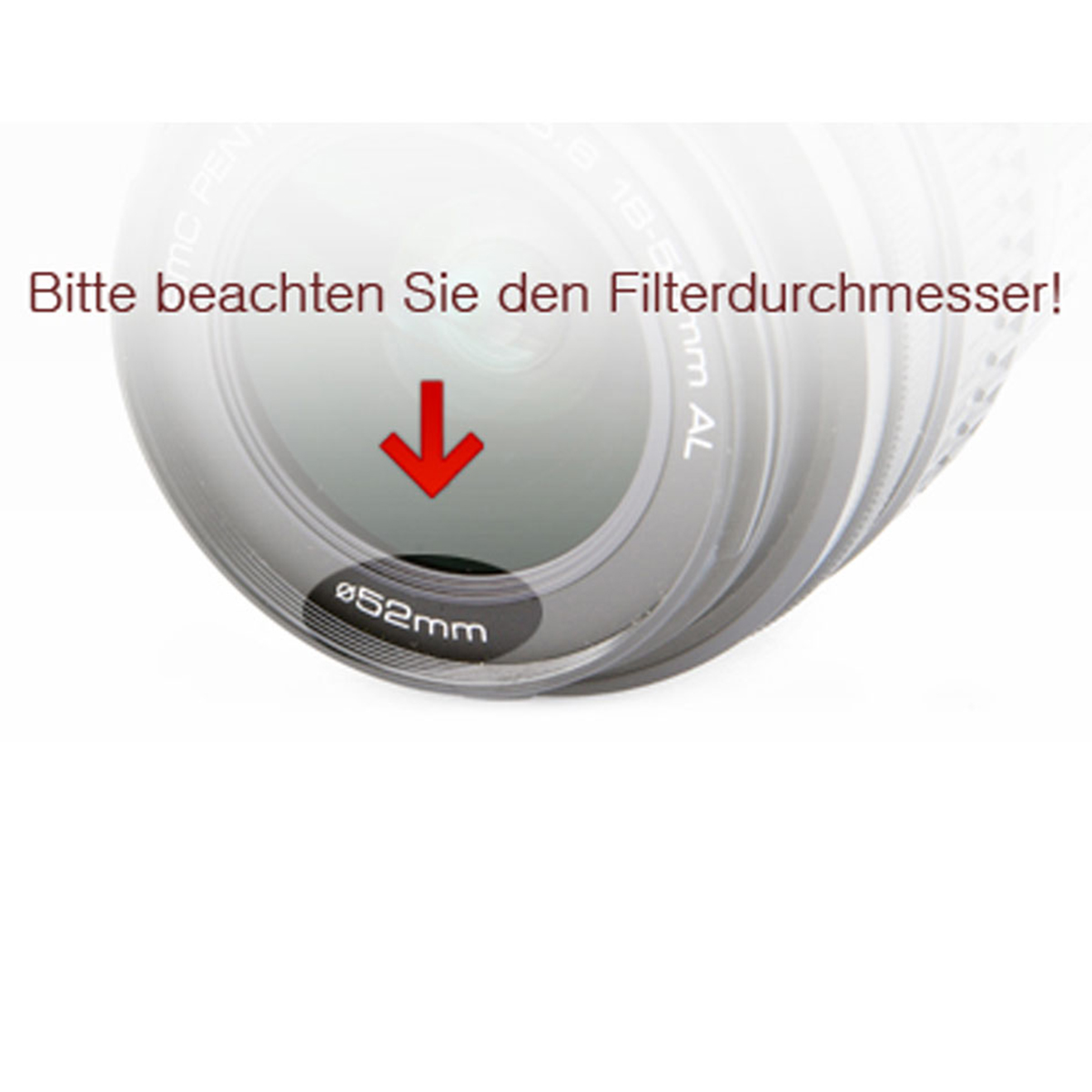 Nahaufnahme eines Kameraobjektivs mit Text und einem roten Pfeil, der nach unten zeigt.