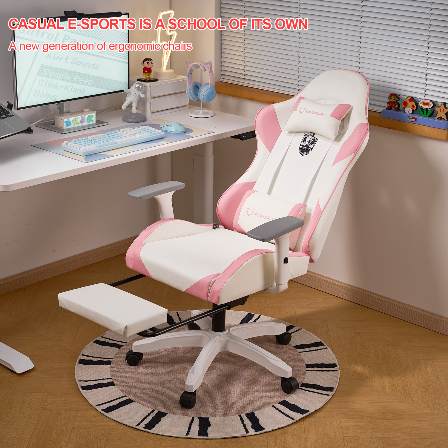 Ergonomischer Gaming-Stuhl, weiß mit rosa Akzenten, in einem Raum mit Schreibtisch, Computer und Zubehör.