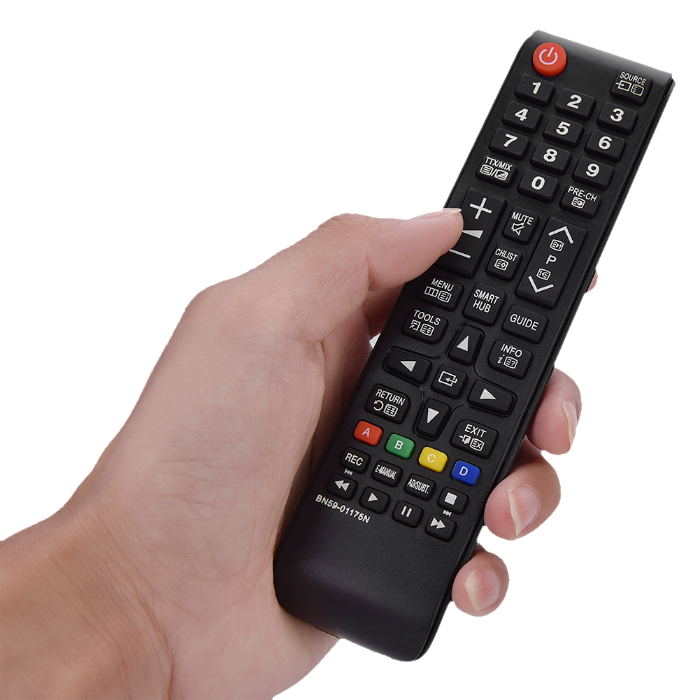 Hand hält schwarze TV-Fernbedienung. Knöpfe beschriftet und farbig, roter Ein/Aus-Knopf.