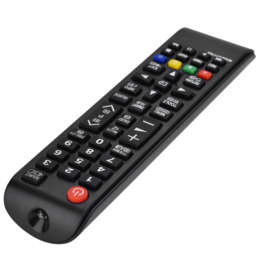 Schwarze TV-Fernbedienung angewinkelt. Knöpfe beschriftet und farbig, roter Ein/Aus-Knopf.