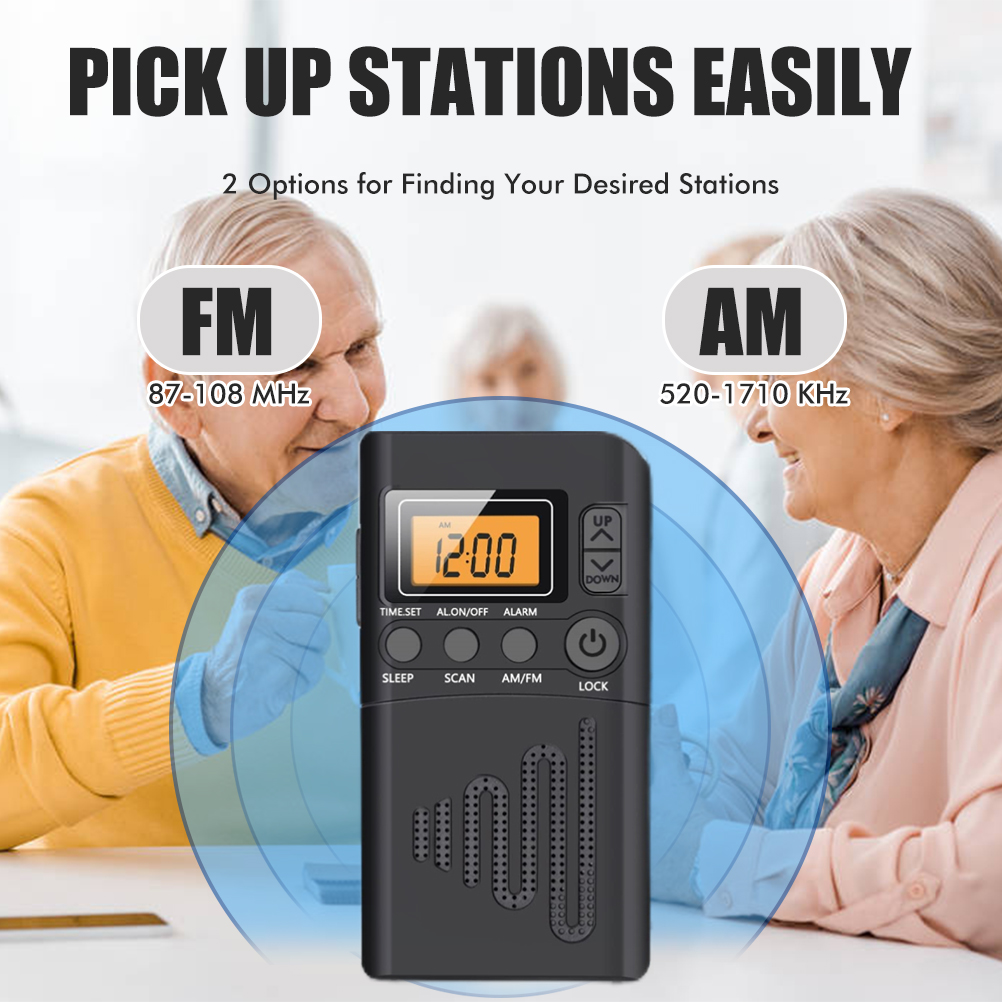 Zwei ältere Menschen mit einem schwarzen Radio. Text lautet „PICK UP STATIONS EASILY“ und „AM FM“.