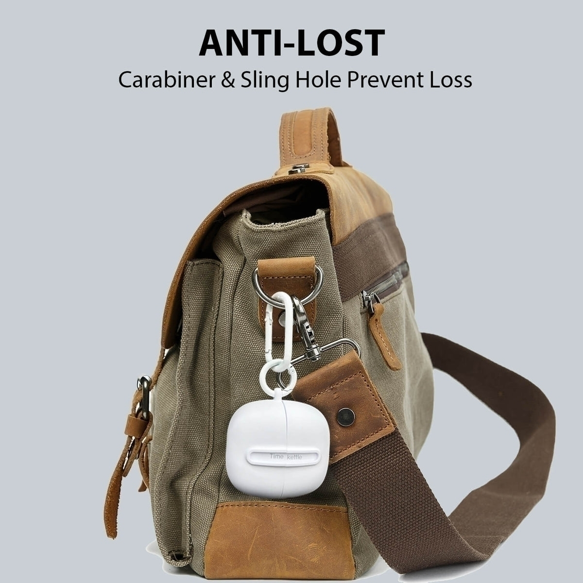 Estuche blanco de auriculares con mosquetón blanco adjunto a una bolsa marrón y verde.