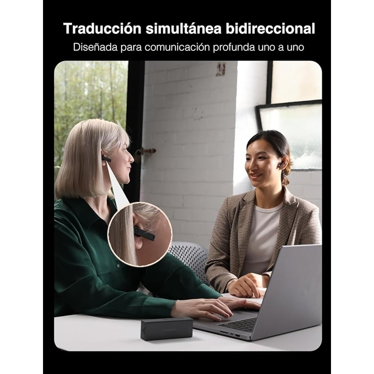 Dos mujeres usando traductores de auriculares. Una habla, la otra escucha con un dispositivo.